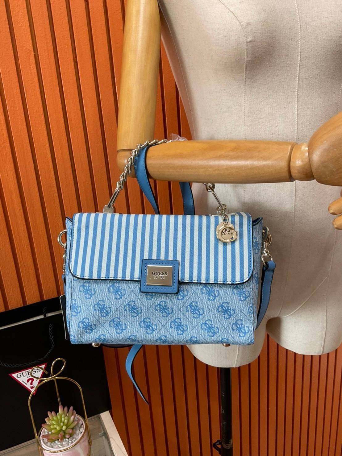 ราคาปังปิ๊นาศ (!!) มากแม่ 💕 GUESS Candace Top Handle Flap Bag กระเป๋าสะพาย Crossbody / คล้องแขน ถือออกงานได้ ทรงน่ารัก จากแบรนด์ GUESS สวยอยู่ทรง ขนาดกำลังดี น้ำหนักเบา ด้านหน้ามีโลโก้แบรนด์อะไหล่ทอง มีอะไหล่โซ่ห้อยด้านหน้าสามารถคล้องแขนและถือได้ 