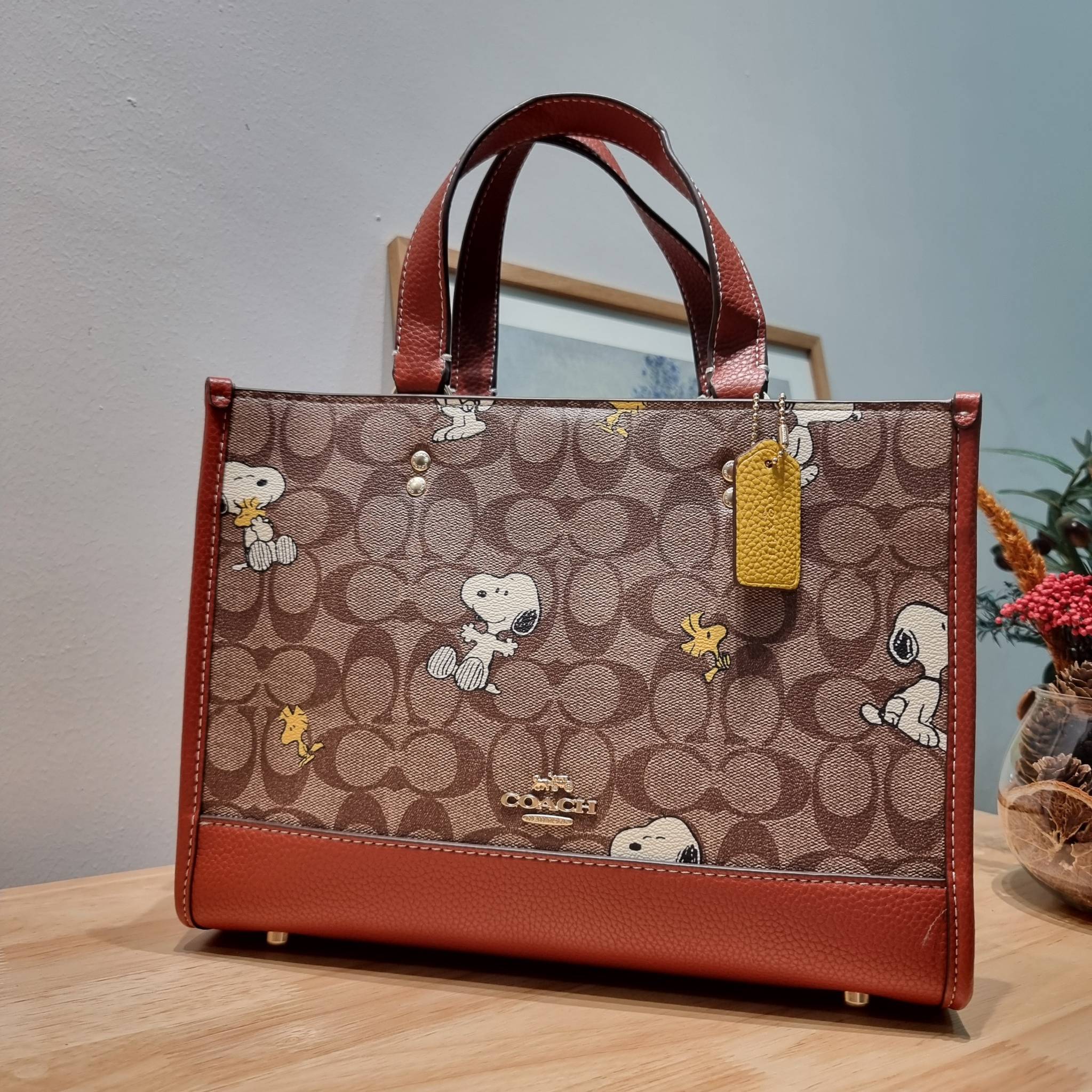 Coach X Peanuts Dempsey Carryall In Signature Canvas With Snoopy Woodstock Print CE862 คอลเลคชั่นใหม่ น่ารักเกินต้านไปมาก!! กับกระเป๋าทรงโท้ท ไซส์ใหญ่ ดีไซน์ลวดลายการ์ตูนยอดฮิต ที่ใครๆก็ต้องรู้จัก พิมพ์คมชัดลงบนหนังแคนวาส ตัดสลับด้วยหนัง pepble เพิ่มดีเทล