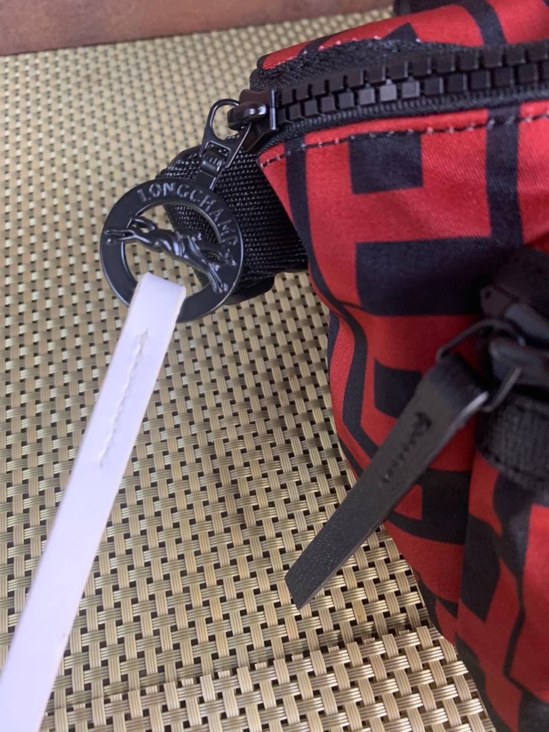 LONGCHAMP LE PLIAGE LGP BELT BAG M เท่ห์อย่างมีสไตล์กระเป๋าทรงคาดอกและคาดเอวดีไซน์แนวสปอร์ต เพิ่มความโดดเด่นทันสมัยด้วยลายซิกเนเจอร์ มีช่องซิปที่ใช้งานง่ายช่วยให้คุณหยิบใช้สิ่งของจำเป็นได้อย่างสะดวกและง่ายดาย และผสานสายรัดแบบปรับได้เข้ากับหัวเข็มขัดตัวล็อ