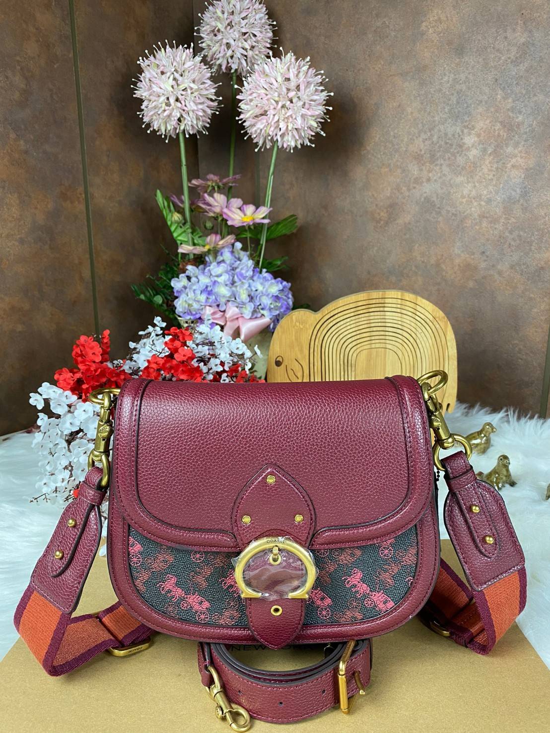 COACH BEAT SADDLE BAG WITH HORSE AND CARRIAGE C0747 ฮอตไฟลุก! สีหายาก ละมุนคุณหนู คอลเลคชั่นใหม่ ดีไซน์หรูหรา พิเศษมากๆมาพร้อมสายสะพาย 2 เส้น ใช้คู่กันหรือแยกสะพายก็สวยครบสูตร กระเป๋าสะพายทรง saddle คลาสสิค เปิด-ปิดด้วยกระดุมแน่นหนา ภายในเป็นช่องโล่ง ใส่ข