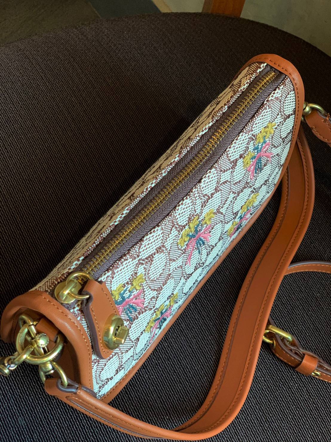 รุ่นใหม่ล่าสุด ต้อนรับหน้าหนาวนี้กันค่าา🎀 COACH SWINGER BAG IN SIGNATURE TEXTILE JACQUARD WITH BOUQUET MOTIF EMBROIDERY ((C6289)) พร้อมส่งที่ไทย จำนวนจำกัด สวยมากๆค่ะ! กระเป๋าหิ้วได้//สะพายข้างได้ วัสดุJacquardทอลายแบรนด์+หนังแท้ ได้ลงตัวสวย ดูคลา