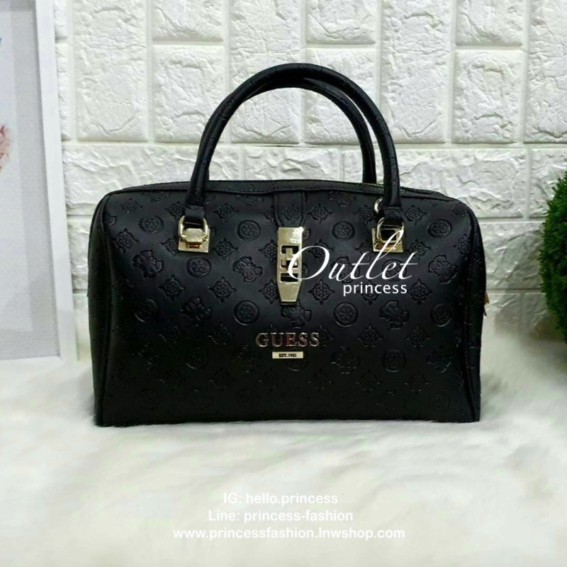 Guess Peony Classic Box Satchel คอลเลคชั่นใหม่สวยหรูจาก Guess กระเป๋าสะพายหนังนิ่มปั๊มแบรนด์รอบใบ ขนาดกำลังดี ฐานกระเป๋ามีหมุดรองฐานกันรอย หัวซิปปั๊มแบรนด์ ภายในกว้างจุของได้เยอะ มาพร้อมสายปรับและถอดออกได้ พร้อมส่ง 4 สี สวยทุกสี พลาดไม่ได้กับสาวยุคใหม่เลย