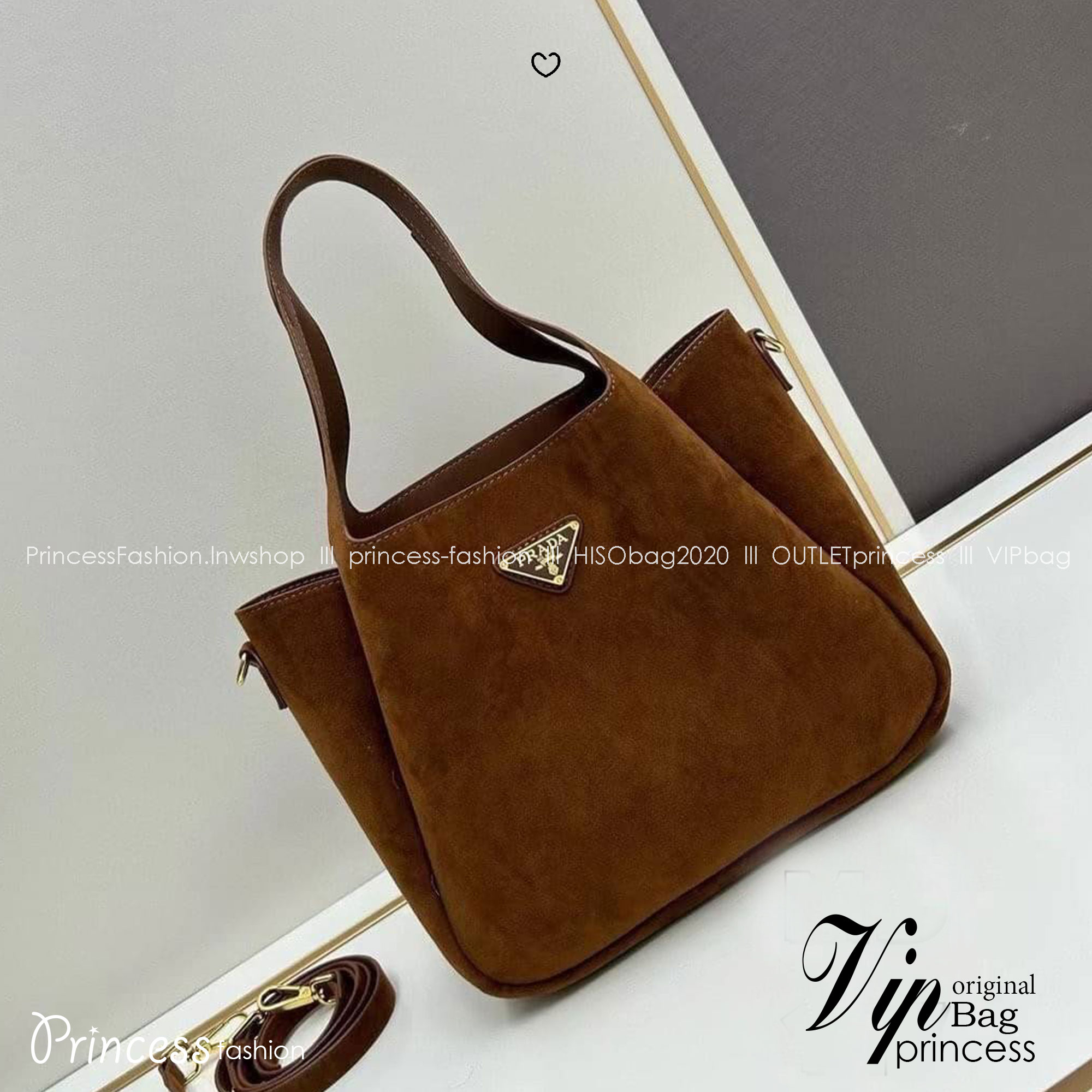 PRADA Suede Shopping Tote bag กระเป๋าทรงช้อปปิ้ง งานหนังกลับสวยเก๋ สวยเด่นเป็นเอกลักษณ์มาก ดีไซส์ทรงสวยหูจับในตัว ภายในโล่งกว้าง ใส่ของสำคัญได้สบายๆ