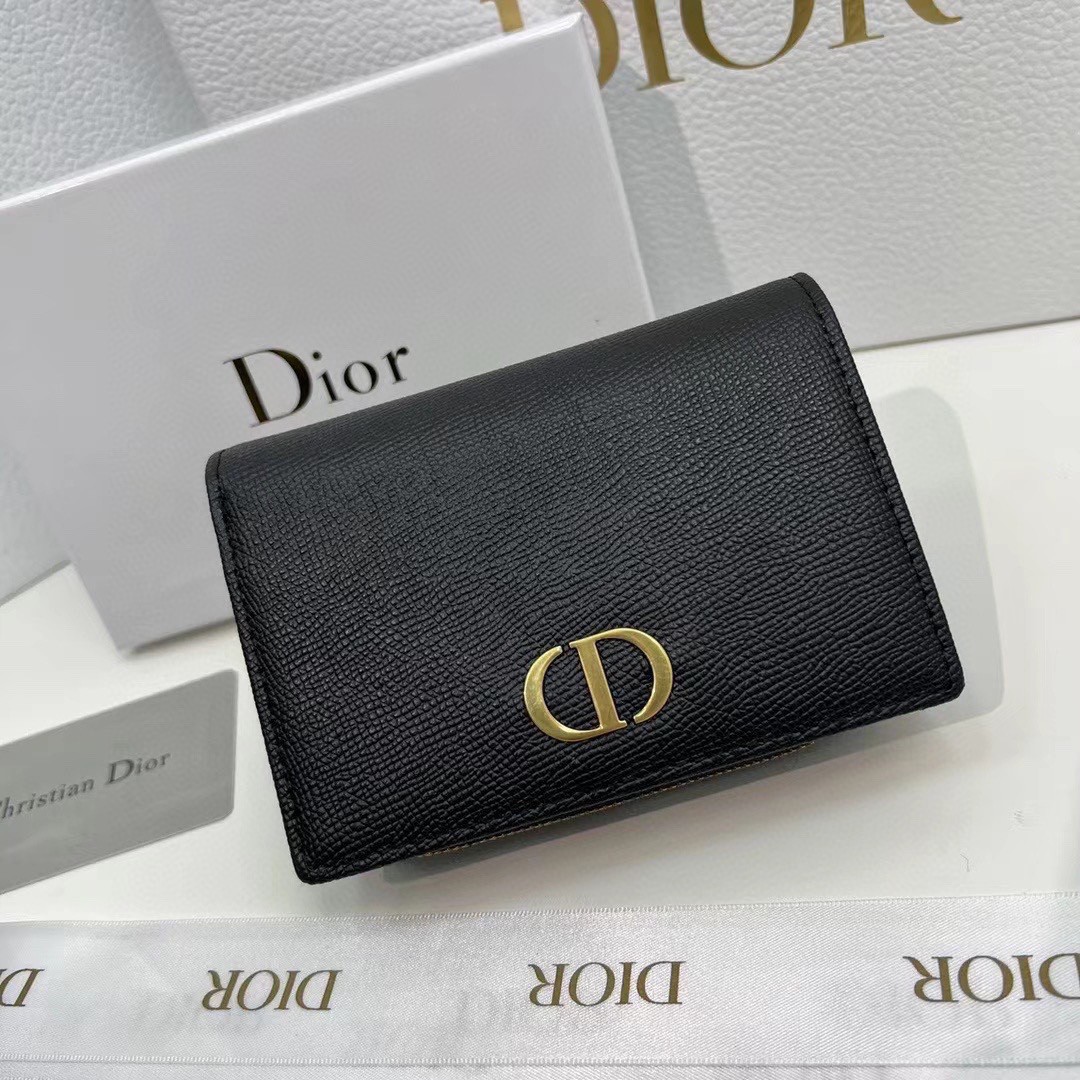 DIOR WALLET รุ่นใหม่ล่าสุด! กระเป๋าสตางค์ใบกลาง รับทรัพย์ จากแบรนด์ DIOR หนังสวยหรู ตกแต่งกิมมิคด้วยตัวห้อย D ด้านหน้า