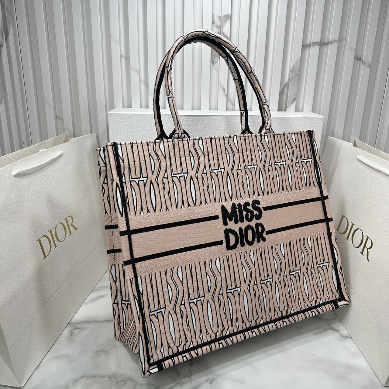 ORI หนังแท้ | Dior Miss Dior Allover Book Tote Handbag 16" กระเป๋าทรงโท้ทคอลใหม่ ดีไซน์ลวดลายกราฟฟิกสวยงามและหรูหราโดดเด่นไม่เหมือนใคร