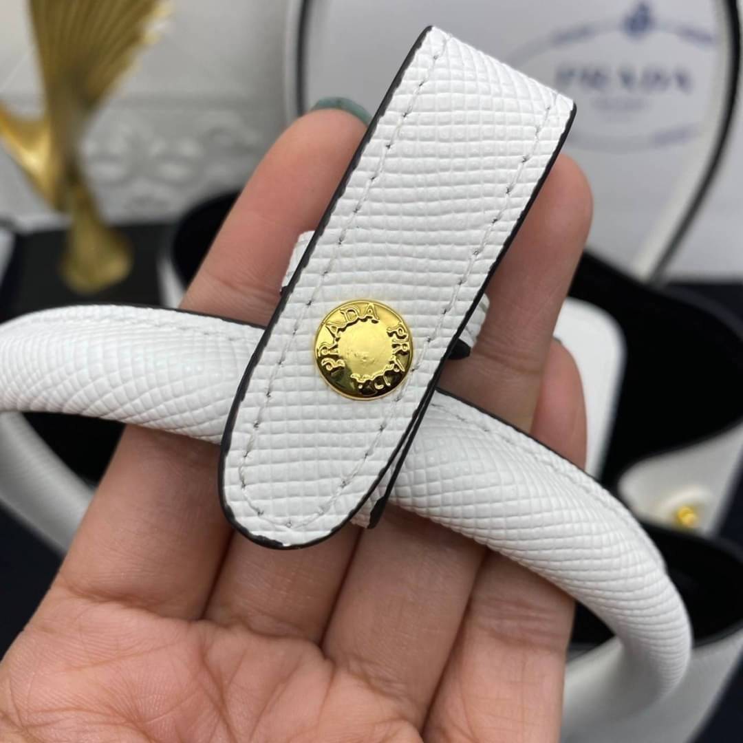 25cm Prada Small Saffiano Leather Double Bag / Prada Double Bag กระเป๋าสะพายพราด้า อีกหนึ่งรุ่นฮิต ให้พื้นที่จุของกว้างขวาง เป็น Tote Bag ใช้งานง่าย ได้ทุกที่ ทุกโอกาส ด้วยขนาดของกระเป๋าที่สามารถจุของได้หลากหลาย เป็นอีกรุ่นที่เหมาะสมสำหรับการเป็น Everyday