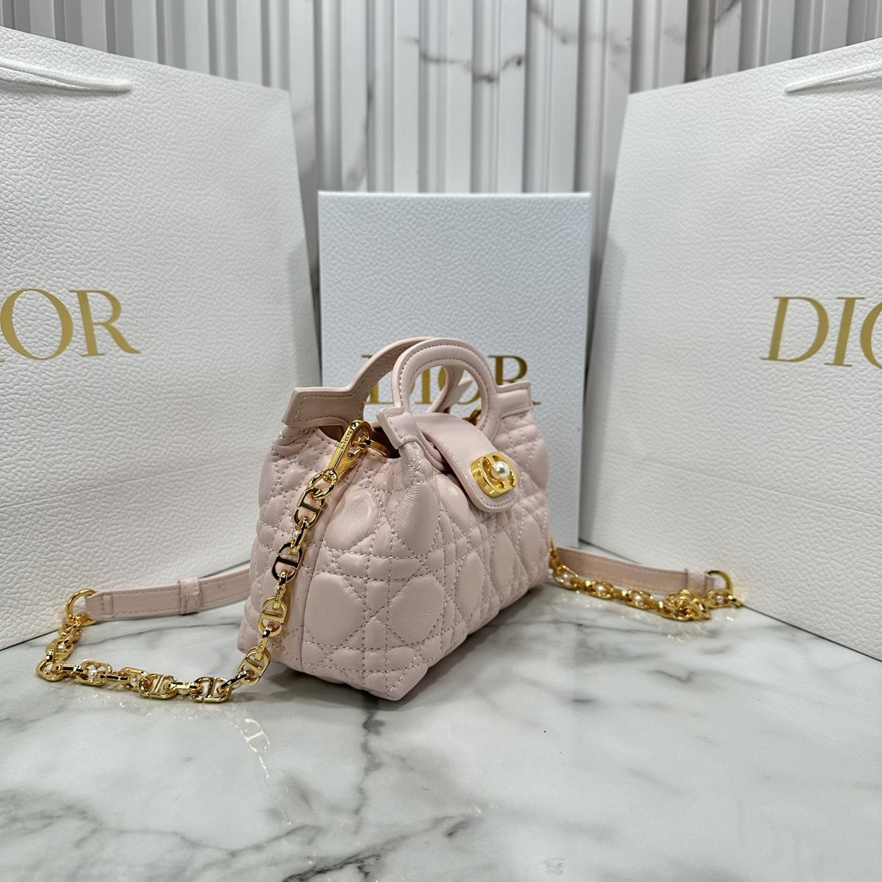 ORI หนังแท้ | Dior Jolie Top Handle Mini Bag กระเป๋าสะพายโจลี่ไซส์มินิหูจับในตัว ดีไซน์หรูหรา โดดเด่นด้วยฝาพับโลหะสีทอง ประดับมุกเรซินสีขาว มาพร้อมสายโซ่มีหนังรองบ่า สะพายไหล่หรือสะพายข้างได้ ทั้งกลางวันและกลางคืน
