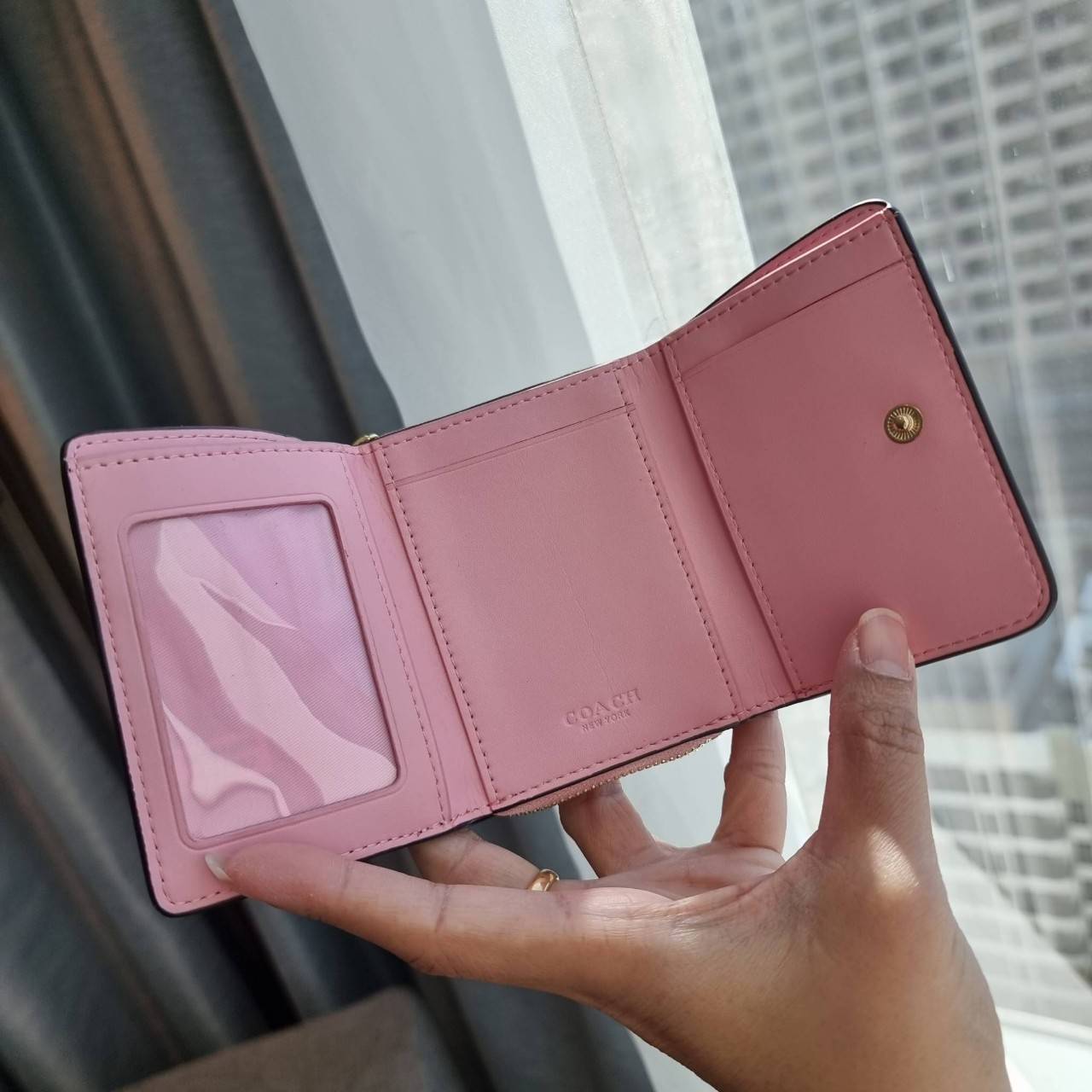 OUTLET 】COACH F41302 SMALL TRIFOLD WALLET IN SIGNATURE CANVAS สวยคลาสสิค พกพาง่าย ใบเล็กน่ารักน่าใช้ ต้องยกให้ใบนี้จ้า 💗💋 ตอบโจทย์คนชอบพกน้อยที่สุด!! กระเป๋าสตางค์ใบสั้นหนังแคนวาสเคลือบคุณภาพดี ภายในเป็นหนังแท้ ใส่บัตร ใส่ธนบัตรได้ทุกชนิด 