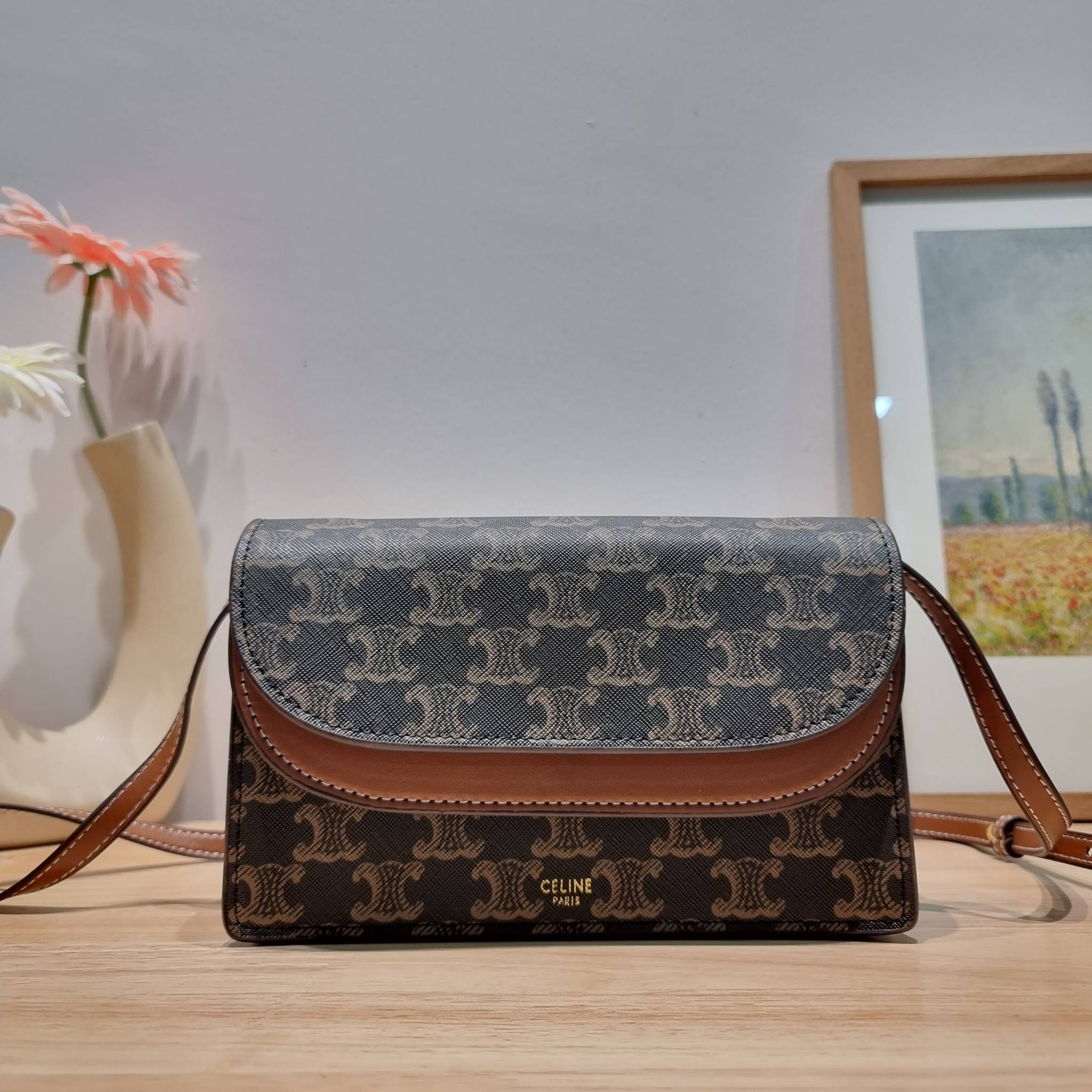 CELINE WALLET ON STRAP IN TRIOMPHE CANVAS AND LEATHER อีกหนึ่งรุ่นยอดนิยม กระเป๋าสะพายกึ่งคลัทช์ ในรูปแบบกระเป๋าสตางค์ ให้พกพาได้ง่าย ใส่ของสำคัญ มือถือ หรือบัตรต่างๆได้