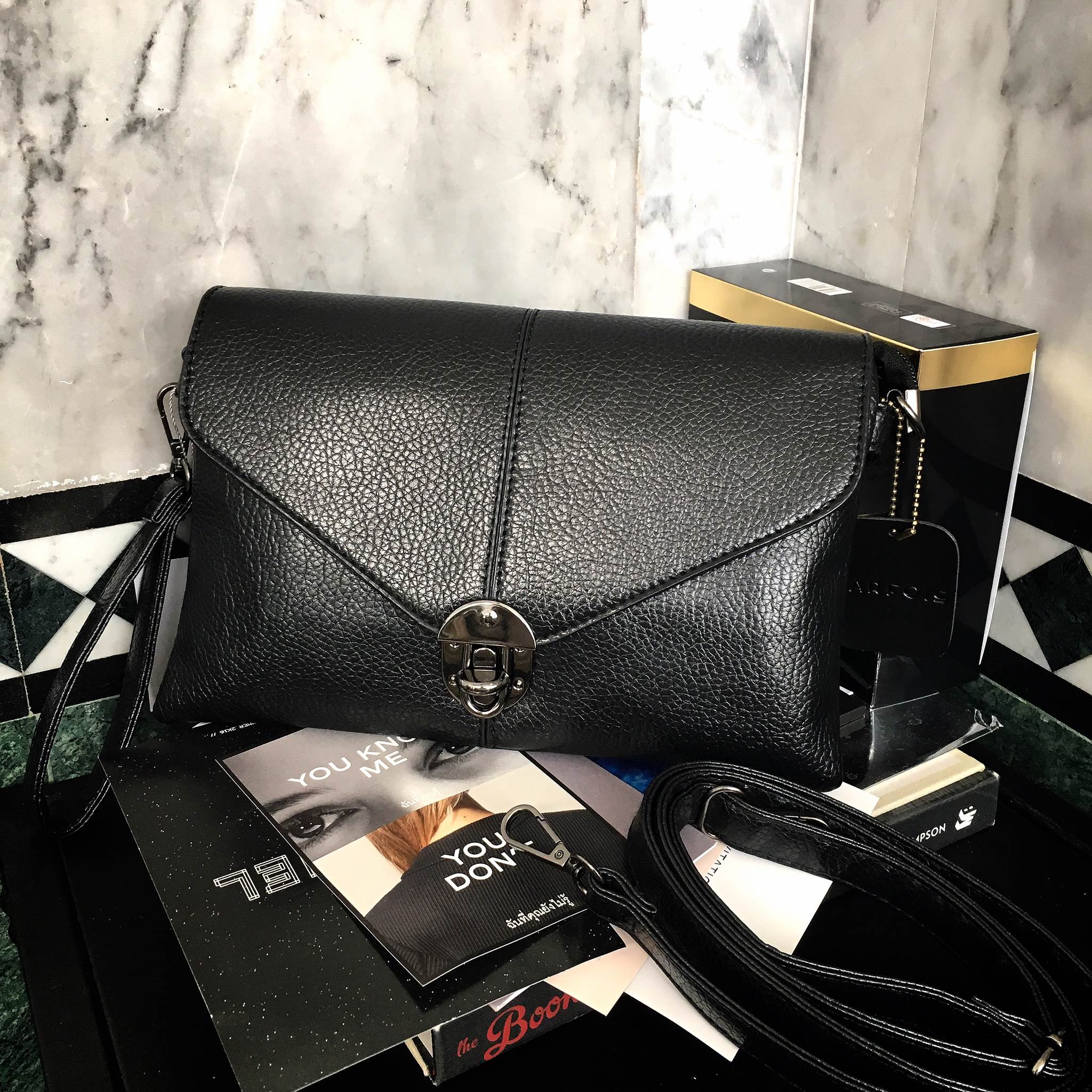 เอาใจสาวๆ ที่ต้องการหากระเป๋าสะพายทรงนี้ สีดำ อะไหล่ดำ เรียบหรูมากคะ จากแบรนด์ Parfois ตัวกระเป๋าสะพาย ปรับเก็บสายถือเป็น clutch bag ได้คะ มีสายคล้องข้อมือ ขนาดกะทัดรัด พร้อมช่องแยกเก็บของถึง 3 ช่องใหญ่ ใส่ กระเป๋ายาว มือถือ iphone 6 plus ได้คะ น้ำหนักเบา