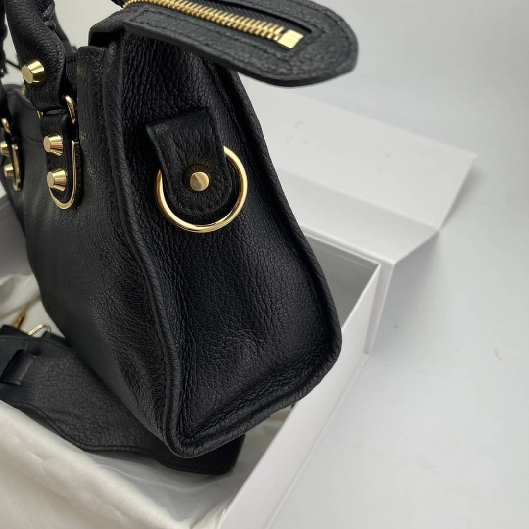 หนังแท้ BALENCIAGA CLASSIC CITY SMALL SHOULDER BAG in black Arena lambskin อะไหล่เงิน / ทอง การสร้างสรรค์ที่มีเอกลักษณ์เฉพาะตัว หรูหรา สีดำคลาสสิก วัสดุหนังแกะแท้ทั้งใบ ภายในโล่งกว้างจุของได้เยอะ เกรดออริจินอล ตอบโจทย์ได้ทุกลุค ทุกไลฟ์สไตล์ คูลๆ เท่ๆ ภาพส