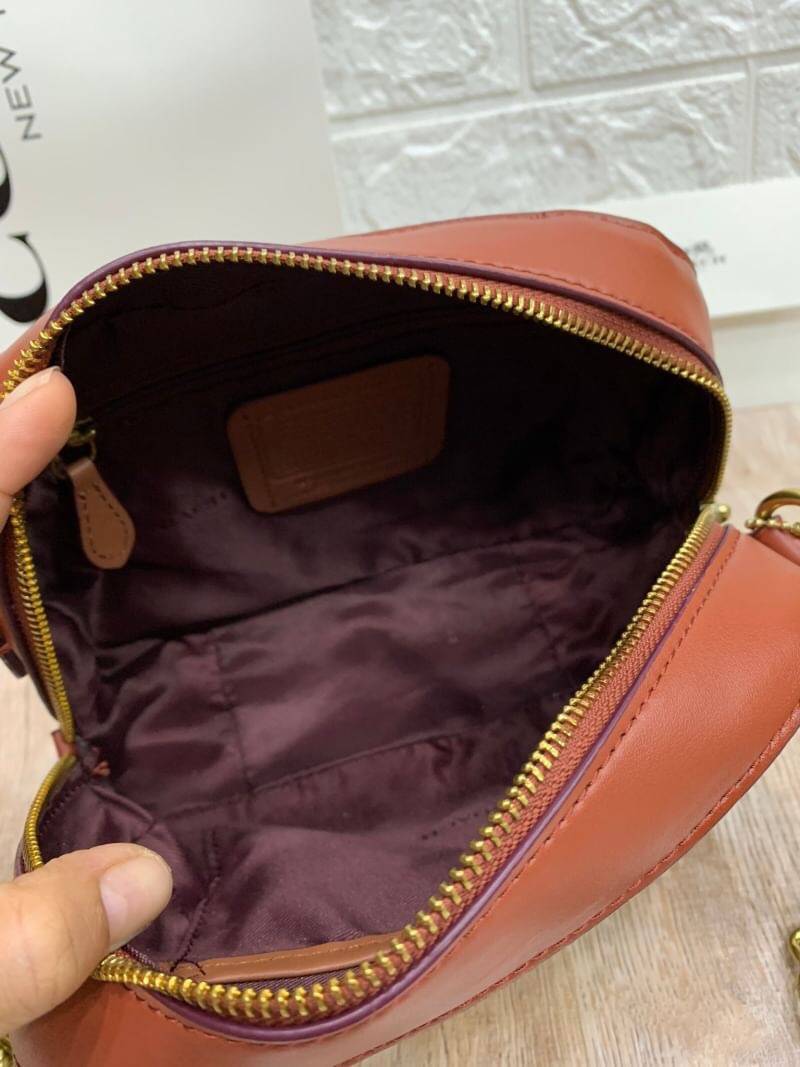 COACH SIGNATURE CROSSBODY BOX BAG ((F31208)) กระเป๋าสะพายวัสดุหนังแท้ จาก coach factory outlet หนังนิ่ม ทรงสวย ตัวกระเป๋าลายแบรนด์ ตัดขอบหนังเรียบได้สวยงามค่ะ ด้านหน้า-หลัง มีช่องสำหรับใส่ของ เปิดปิดกระเป๋าแบบซิป ที่จับเป็นพวงหนังอะไหล่แบรนด์ภายในกระเป๋าก