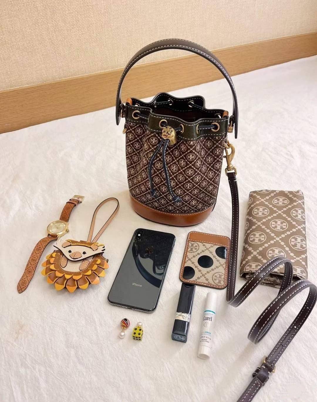 TORY BURCH T Monogram Calf Hair Bucket Bag MEDIUM ไอเท็มใหม่ที่ใครๆก็รอ กระเป๋าบัคเก็ตทรงสวย ที่ยังคงให้ความโดดเด่นด้วยลวดลายเอกลักษณ์ เพิ่มเติมดีไซน์บล็อคสี ตัดกันได้อย่างลงตัว