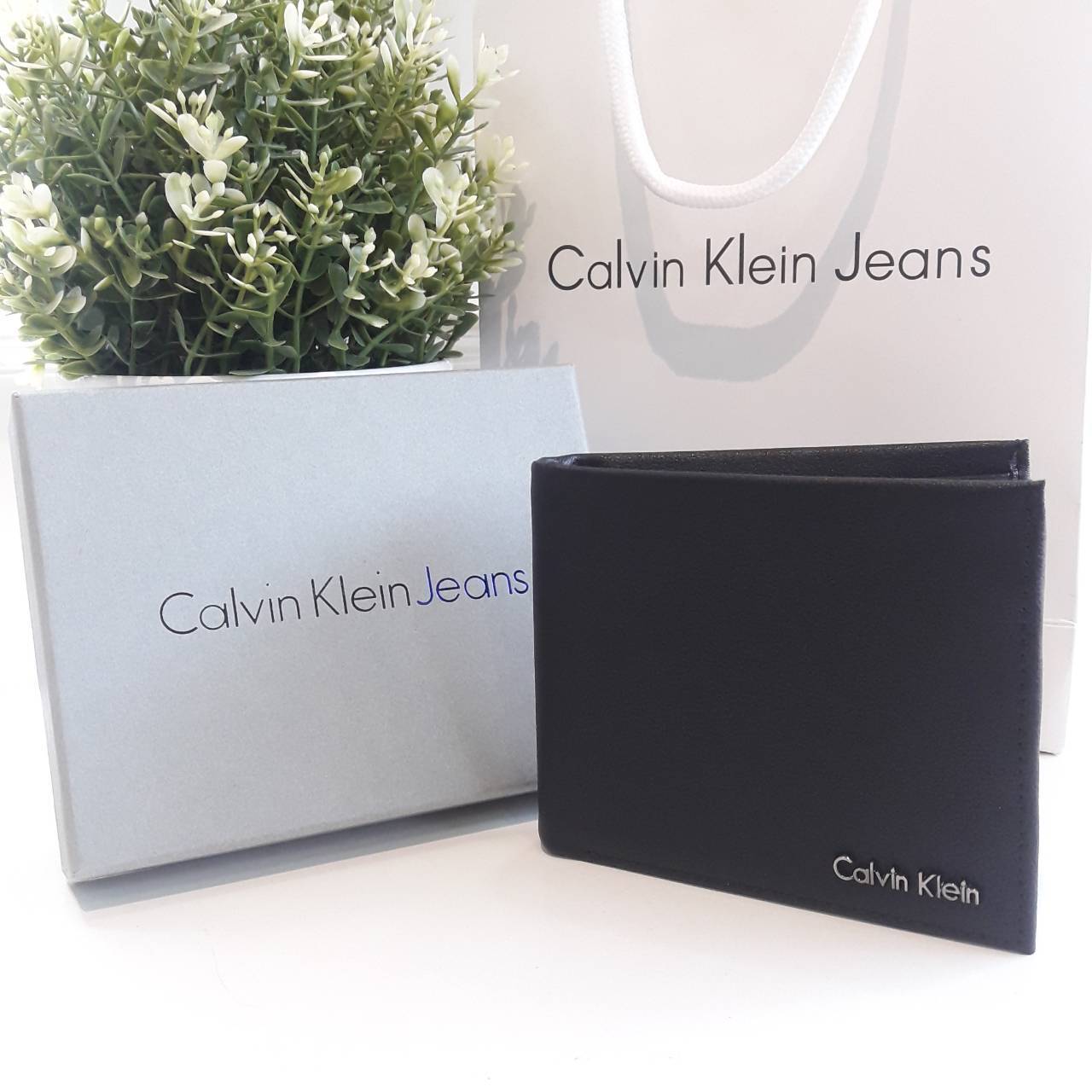 Set กระเป๋าสตางค์ชาย Calvin Klein Short Wallet กระเป๋าสตางค์ใบสั้น ของแท้100% ได้มายากมากค้าาา น้ำหนักเบา ด้านหน้าประดับด้วยโลโก้แบรนด์โลหะเงิน ด้านในเปิดได้ทั้งแบบสองและสามพับ ช่องใส่บัตรเยอะจุใจ ท่านไหนที่กำลังมองหาของขวัญสุดหรู ให้คุณผู้ชาย เซ็ตนี้ตอบโ