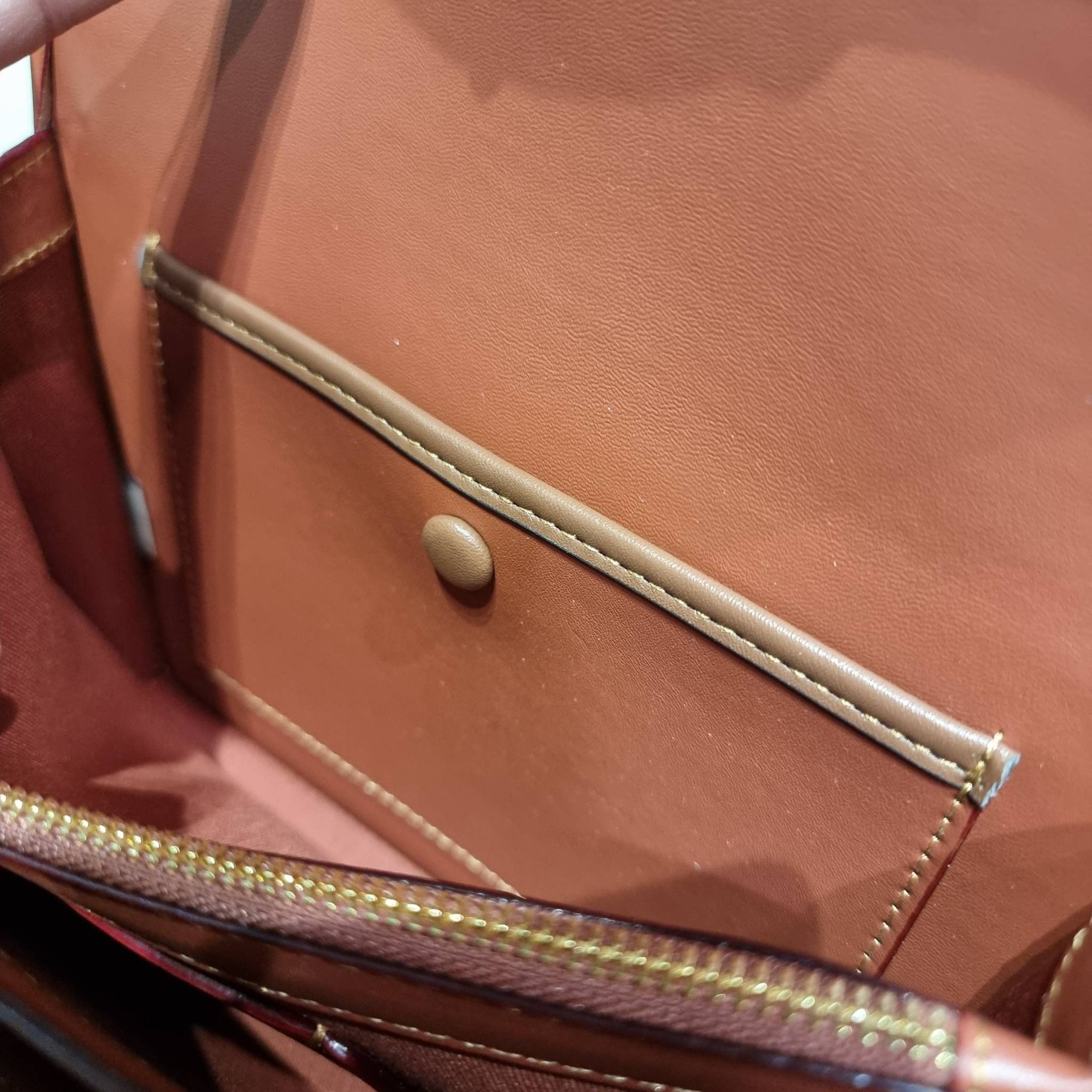 COACH C8449 HERO SHOULDER BAG / COACH C8450 HERO SHOULDER BAG IN SIGNATURE CANVAS ดีไซน์ใหม่ล่าสุด ที่มาพร้อมความหรูยกระดับ กระเป๋าถือ/สะพายข้าง ออกแบบทรงสวย คลาสสิค ขนาดกำลังพอดี ไม่ว่าจะถือ หรือสะพายสายครอส ก็ดูดีแบบไม่ต้องแต่งเติม วัสดุหนังแท้เต็มใบ ฝา