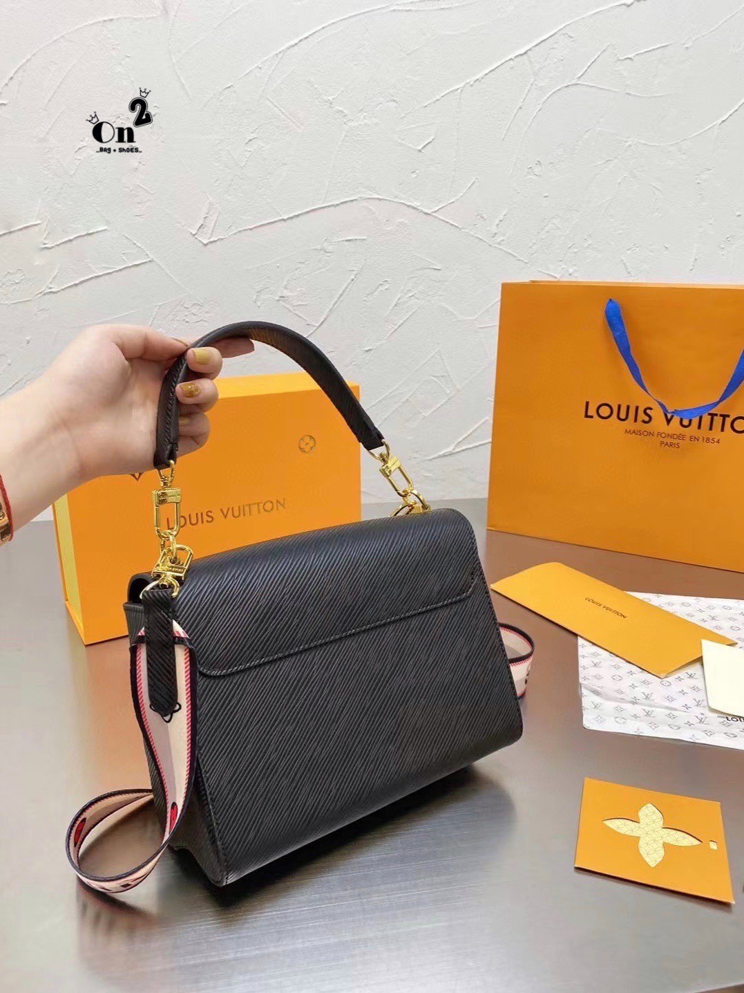 LOUIS VUITTON Twist Shoulder Bag MM / LV Twist MM ที่สุดของความสวยคลาสสิคย้อนยุค กระเป๋าสะพายที่มีลูกเล่น เพิ่มดีเทลให้น่าใช้งาน ด้วยสายสะพายแบบสปอร์ต ที่ปรับเปลี่ยนใช้ได้หลากหลาย วัสดุหนัง epi สวยคม ทนทาน ลวดลายเส้นไม้ แบบไม่มีใครซ้ำ เลิศๆไปอีกกับโลโก้สี