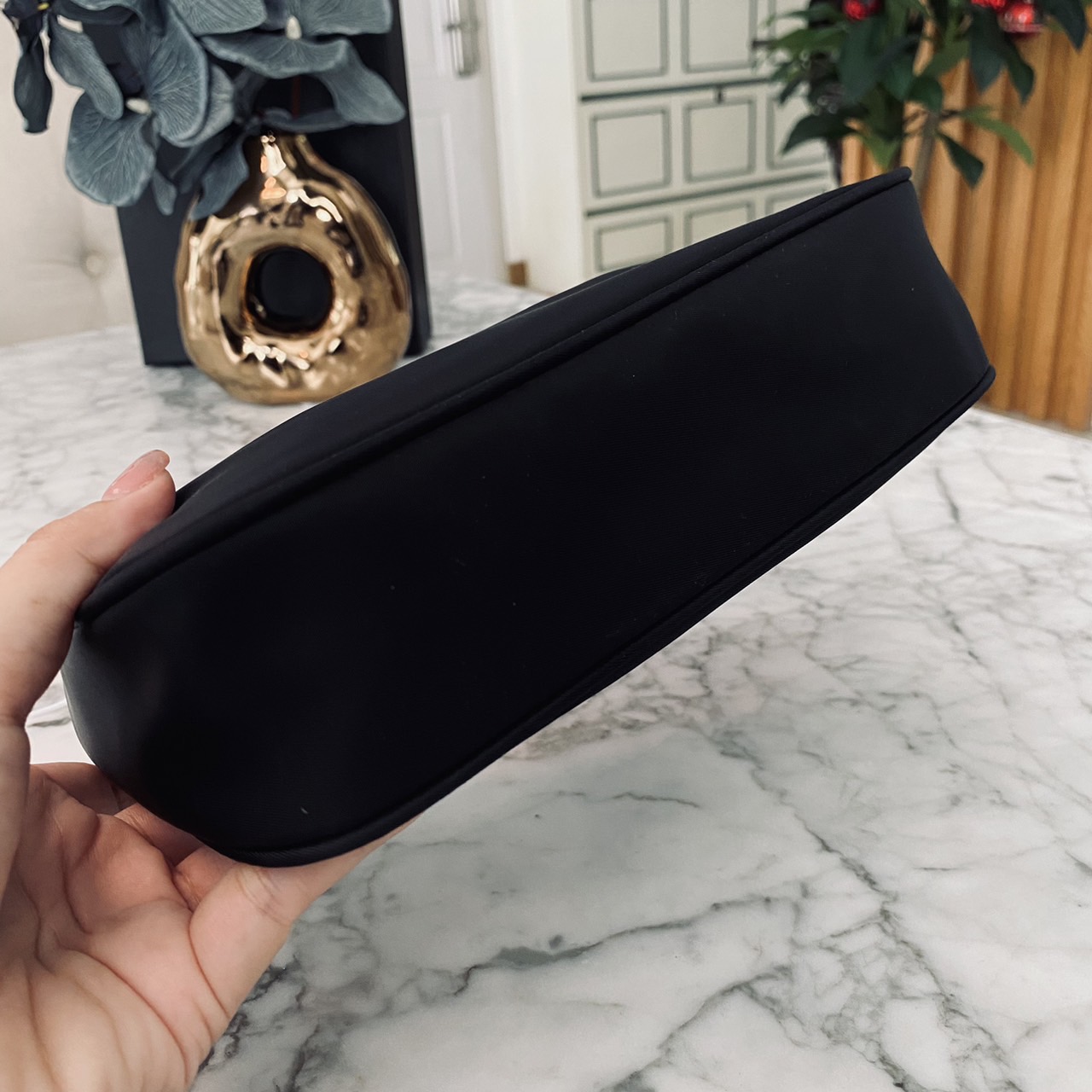 Prada Nylon Shoulder Bag / Re-Nylon Prada Re-Edition 2000 mini-bag กระเป๋าสะพายไหล่ผ้าไนล่อน เรียบแต่หรู คูลแต่เท่ห์ ยกให้ใบนี้ตลอดกาลเลยค่า