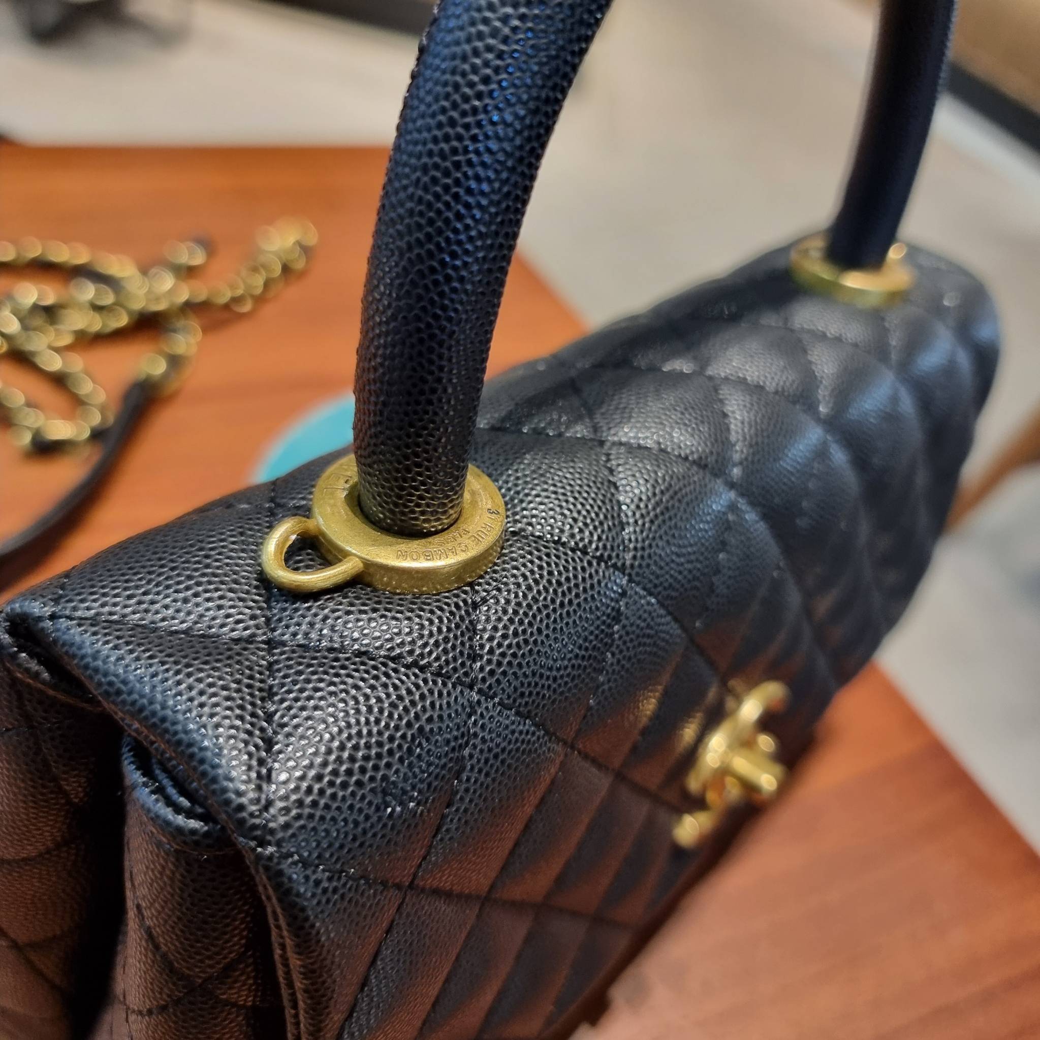 VIP 】รุ่นยอดฮิตตลอดกาล ไซส์กำลังสวย!! จากแบรนด์ Chanel กระเป๋าถือ/สะพาย หนังลายคาเวียร์ โลโก้เด่นชัด เปิด-ปิดกระเป๋าด้วยตัวบิดล็อค อะไหล่สีทองหรู ทรงสวยผู้ดี ภายในกระเป๋ามีช่องโล่งกว้างจุของได้พอสมควร มีช่องซิปแบ่งสัดส่วน ด้านหลังมีช่องเก็บของจุกจิกอีก 1 