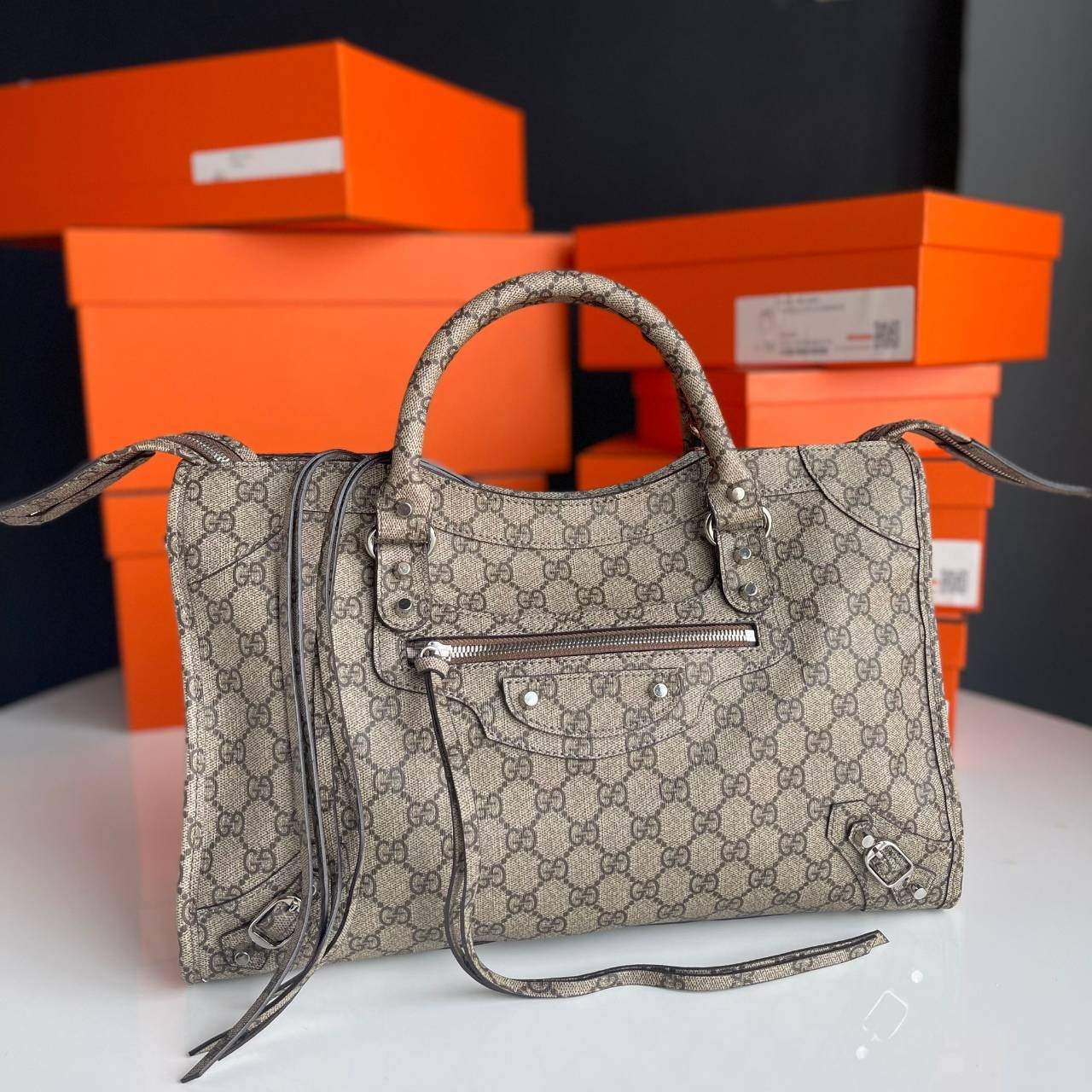 หนังแท้ Gucci The Hacker Project medium Neo Classic bag พร้อมส่งที่ไทย มาแล้วนะค้า มาแรง ขายดีม๊ากกกค่ะ GUCCI x BALENCIAGA CITY BAG ใบนี้มีสายสะพาย มาแรงที่สุดในตอนนี้ เป็นการออกแบบร่วมกันของ2แบรนด์ดัง เฟียส สวย แพทเทิร์นลาย ทรง เป๊ะๆ งานเทพสุดแบบเทียบแท้