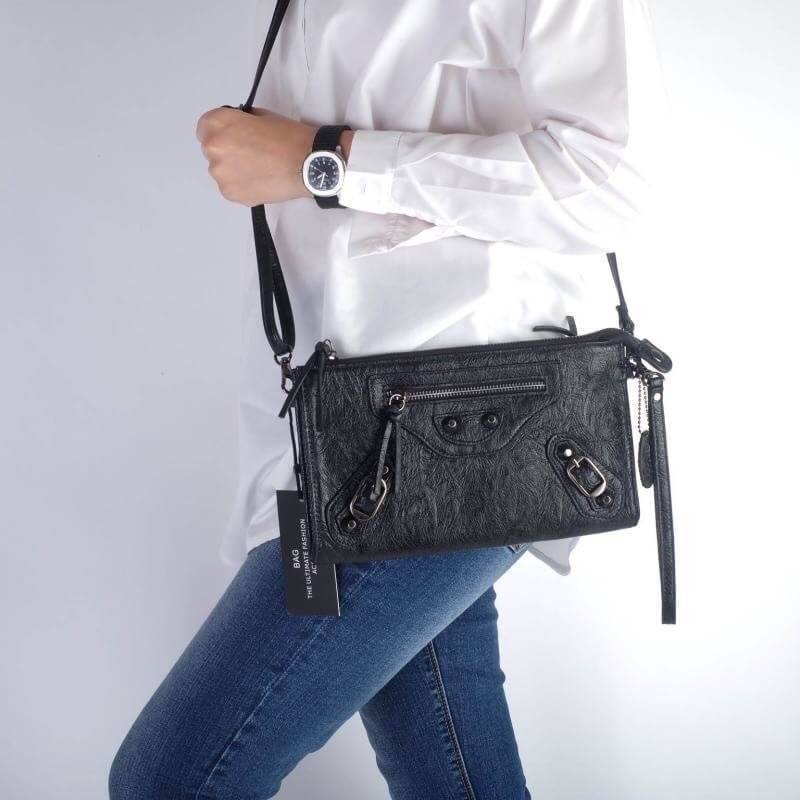 กระเป๋า KEEP Milan shoulder &clutch bag ตัวกระเป๋าผลิตจากหนังแกะเทียม ลายหนังชัดเจน สวย อะไหล่สีดำเข้ากับกระเป๋าสุดๆคะ จุดเด่นคือ สามารถใช้งานได้แบบ 2 in 1 เลยคะ ถือคล้องข้อมือเป็น คลัช หรือ สะพายข้างลำตัวได้ แถมภายใน มีช่องแบ่งเก็บของถึง 3 ช่องใหญ่ และ ช