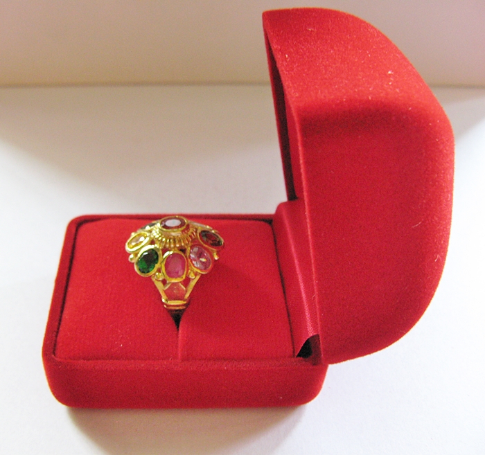 สินค้าหมดค่ะ แหวนพลอยนพเก้า รูปดอกไม้8กลีบ ทองเหลือง พร้อมกล่องกำมะหยี่ค่ะ