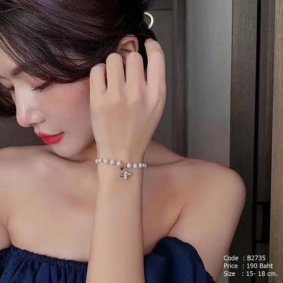 สร้อยข้อมือร้อยมุก แต่งจี้รูปผึ้ง
