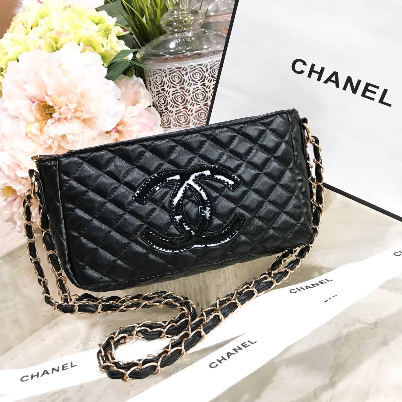 NEW ARRIVAL! Chanel Clutch Bag With Chain VIP Gift With Purchase (GWP) กระเป๋าสะพายพรีเมี่ยมกิ้ฟของแท้จาก Chanel Perfume Counter รุ่น Limited Edition วัสดุหนังลายตารางทรงเหลี่ยมเปิดปิดด้วยซิปแบรนด์อะไหล่ทอง ขนาดกำลังดี น้ำหนักเบา ภายในโล่ง ซับในลายเเบรนด์