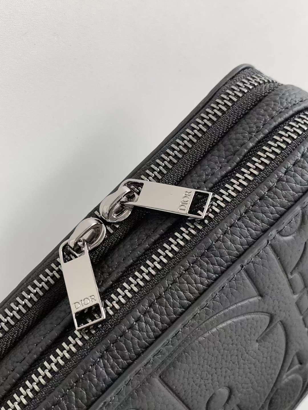 DIOR Zipped Pouch with Strap Black Dior Gravity Leather / Dior Trunk Messenger Bag กระเป๋าสะพายทรงแมสเซ็นเจอร์ ทรงพอชรูปทรงทันสมัย สง่างามเหนือกาลเวลา เกรดท็อปออริ สลับแท้ 1:1