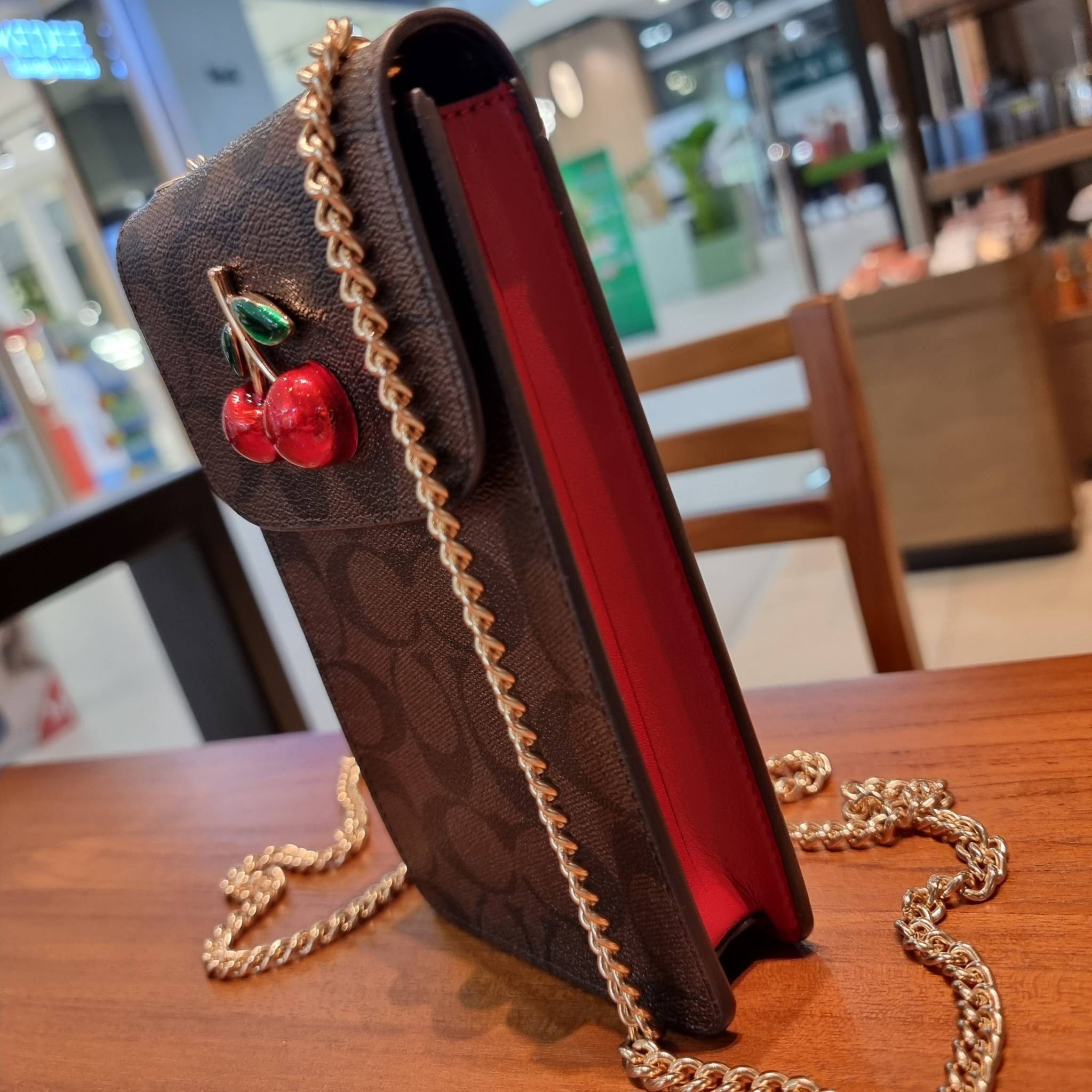 COACH F73486 NORTH/SOUTH PHONE CROSSBODY IN SIGNATURE CANVAS WITH FRUIT 🍒🍓🍋 แจกความสดใสกันอีกครั้ง!! กับกระเป๋าสะพายเอนกประสงค์ Case phone ใส่โทรศัพท์มือถือได้ทุกรุ่น ดีไซน์ลายผลไม้ฉ่ำๆ สวยมีเสน่ห์ 💖 วัสดุหนังแคนวาสคุณภาพ ฝ