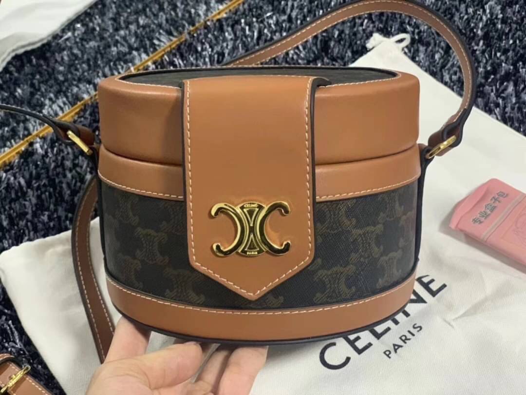 CELINE CROSSBODY BAG VIP GIFT WITH PURCHASE (GWP) พรีเมี่ยมกิ๊ฟ Limited Edition จาก CELINE PERFUME DUTY FREE COUNTER วัสดุ TRIOMPHE CANVAS & LEATHER ทรงกลมสวยหรูอยู่ทรงเปิดปิดด้วยฝาปิดกระดุมโลโก้แบรนด์ ภายในโล่ง สามารถใส่กล้อง มือถือ ของใช้ได้เยอะ สายสะพา