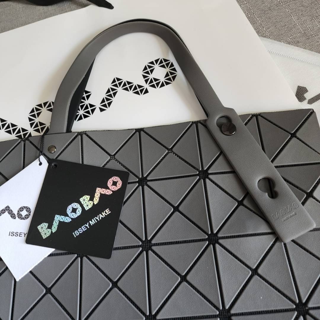 BAO BAO ISSEY MIYAKE LUCENT ONE-TONE กระเป๋า Bao Bao จากแบรนด์ดัง Issey Miyake แบรนด์แฟชั่นจากประเทศญี่ปุ่น ซึ่งมีสินค้ามากมายไม่ว่าจะเป็นเสื้อผ้า นาฬิกา น้ำหอม และที่ขาดไม่ได้นั่นก็คือ กระเป๋า Bao Bao ที่มีความพิเศษในเรื่องของวัสดุและดีไซน์ที่ครองใจสถาปน