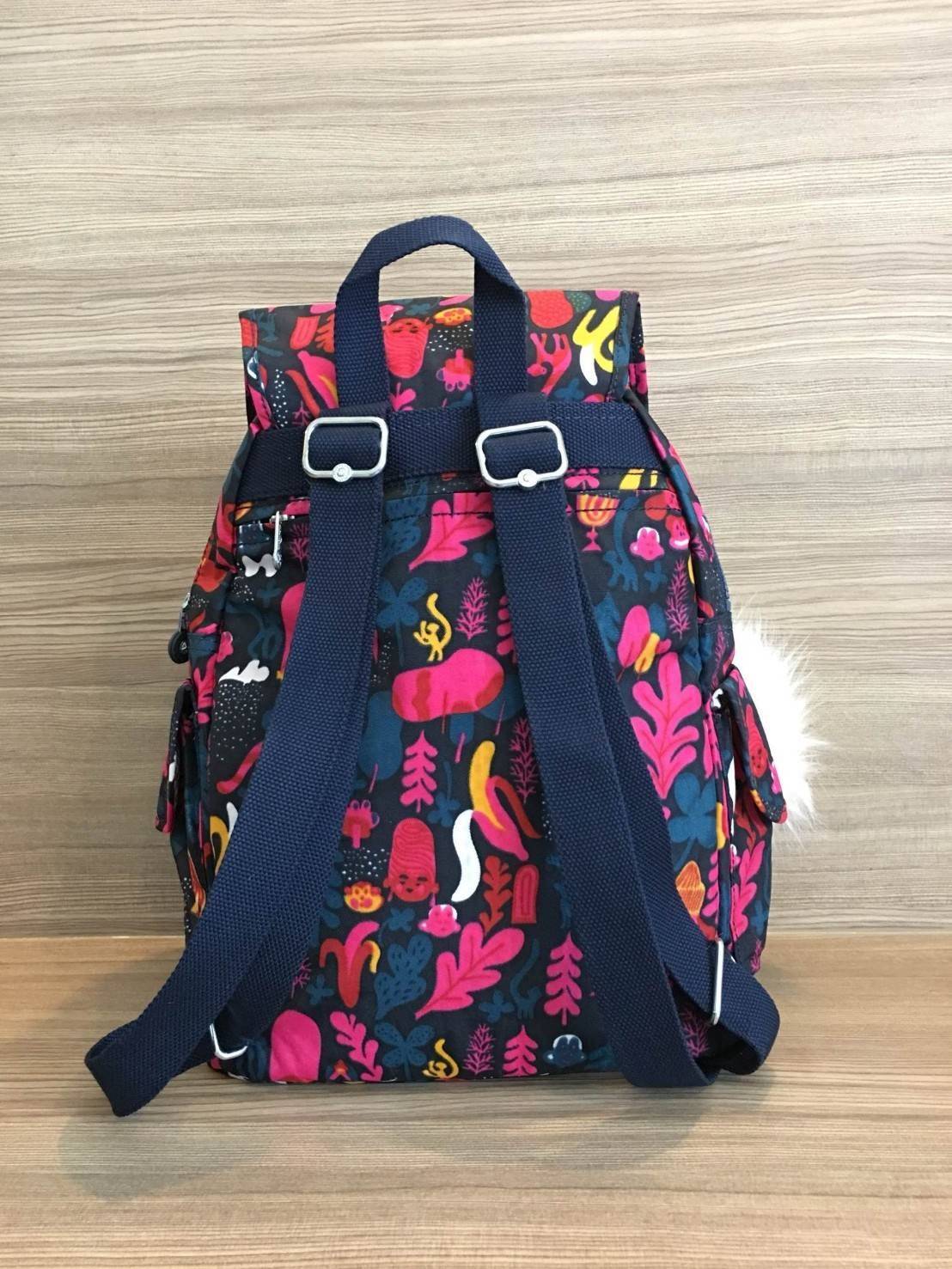 กระเป๋า Kipling รุ่น City Pack ไซส์ L ขนาดใหญ่พอเหมาะสำหรับการเดินทาง มาพร้อมช่องกว้างขวางจุสัมภาระของคุณได้อย่างจุใจ และช่องจัดเก็บอีกหลากหลายรูปแบบ ดีไซน์ลวดลายนำสมัย เติมแต่งสีสันและชีวิตชีวา นับเป็นอีกหนึ่งกระเป๋าเป้ที่พร้อมให้คุณได้สะพายออกไปข้างนอกไ