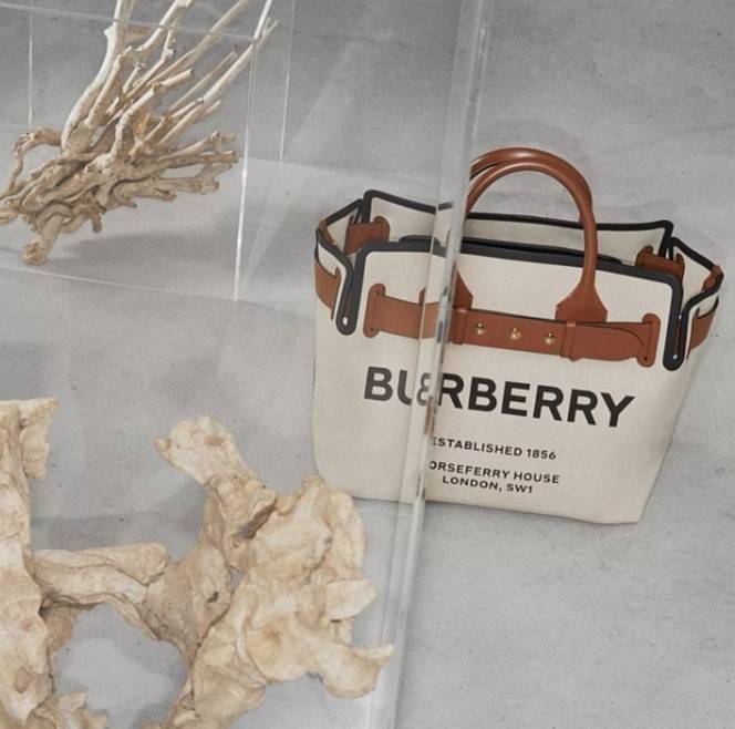 BURBERRY FRAGRANCES TOTE BAG อีกหนึ่งไอเท็มหายาก วัสดุ Canvas & Leather Calfskin ดีไซน์สวยมีเอกลักษณ์คาดด้วยสายหนังประดับกระดุมทองด้านหน้า หูจับหนังแท้จับถนัดมือ สายสะพายยาวหนังแท้ถอดได้ปรับระดับได้อะไหล่แบรนด์ ภายในโล่งกว้างมีช่องใส่ของใส่เอกสารA4 กระเป๋