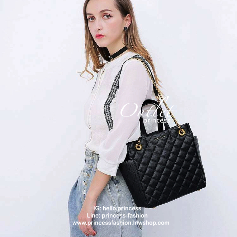 CHARLES & KEITH HANDBAG กระเป๋าถือหรือสะพายดีไซน์สวยหรูวัสดุหนังคาเวียร์อยู่ทรง ด้านหน้ามีโลโก้ ด้านข้างมีช่องใส่ของ มีหูจับถนัดมือ พร้อมสายสะพายโซ่มีที่รองบ่าสามารถใช้สายคู่สะพายไหล่หรือสายเดี่ยว Crossbody ได้ มีหมุดรองฐานกันรอย ภายในมีช่องซิปเเละช่องใส่