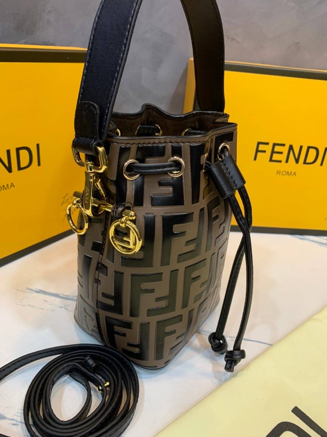 FENDI MON TRESOR Brown leather mini-bag กระเป๋าถือหรือสะพายไหล่ทรงขนมจีบสุดคลาสสิก วัสดุหนังแท้อย่างดี ลวดลายเอกลักษณ์ตามแบบฉบับแบรนด์ สวยหรู ดูแพง คุณนายสุดไปเลยค่า ถือแล้วสวยมากๆ จุของได้กำลังดี ทรงนี้ต้องมีติดตู้ไว้สักใบนะคะ!