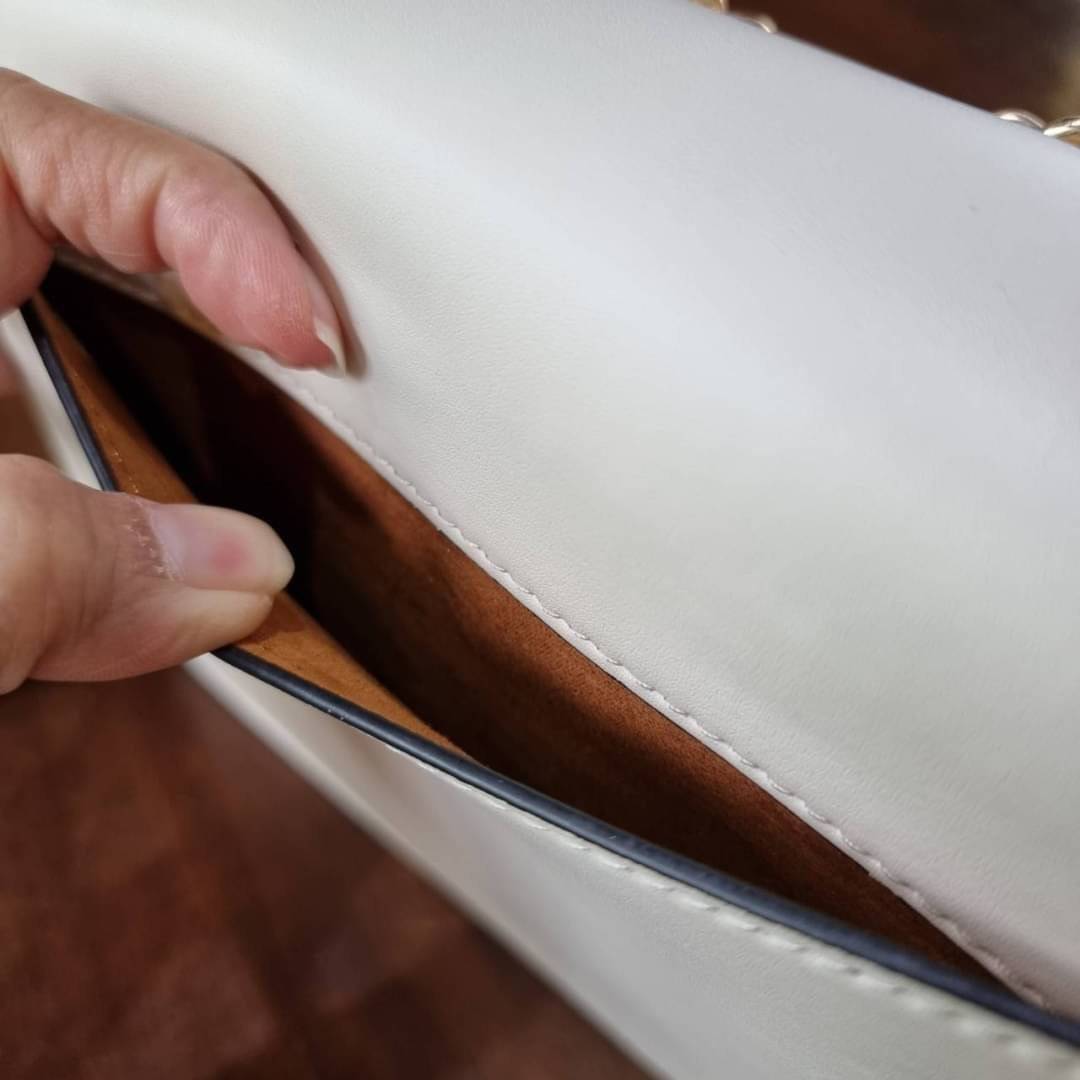 COACH C2858 KLARE CROSSBODY WITH DAISY EMBROIDERY ดอกเดซี่ฮิตไม่หยุดยั้ง!! ขายดิบขายดีทุกคอลเลคชั่น รอบนี้มาให้ได้ใช้งานง่ายกว่าเดิม กับกระเป๋าสะพายข้าง โทนสีละมุนลูกคุณหนู ดีไซน์ปักดอกเดซี่เพิ่มลูกเล่น ให้มีสีสัน สายสะพายโซ่สลับหนัง สะพายยังไงก็ขับผิว เป