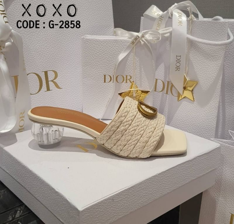 Christian Dior รองเท้างานสวมคาดเชือกถัก วางอะไหล่ CD ส้นแก้วใส ใส่สบาย น้ำหนักเบา ใส่ชิลๆ ได้ทั้งวันเลยค่ะ สวยหรูละมุนที่สุด มีจำกัดนะคะ