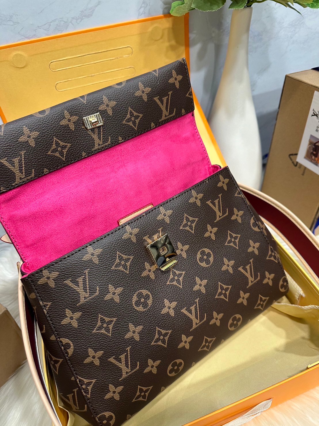 LV Cluny BB Monogram / LV Bag พร้อมส่ง กระเป๋าสะพายลายโมโนแกรมเปิดหน้า เป็นอีกรุ่นที่ขายดีมากเพราะใช้งานง่าย งานปั้มสวยเป๊ะปังตามรูป