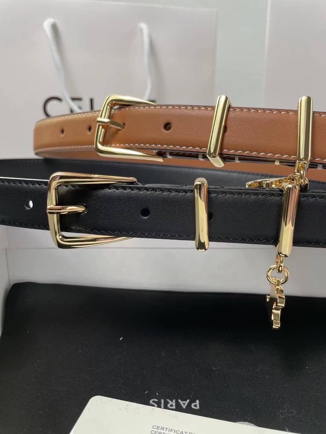 CELINE Belt Leather / Celine Elegant Charm 1 Belt In Smooth Calfskin With Gold พร้อมส่ง เข็มขัดเซลีน มีเส้นเดียวใช้ได้ทั้งปี ไม่ว่าลุคไหนๆ เส้นเดียวเอาอยู่ งานหนังเรียบสวยมาก แนะนำค่ะ