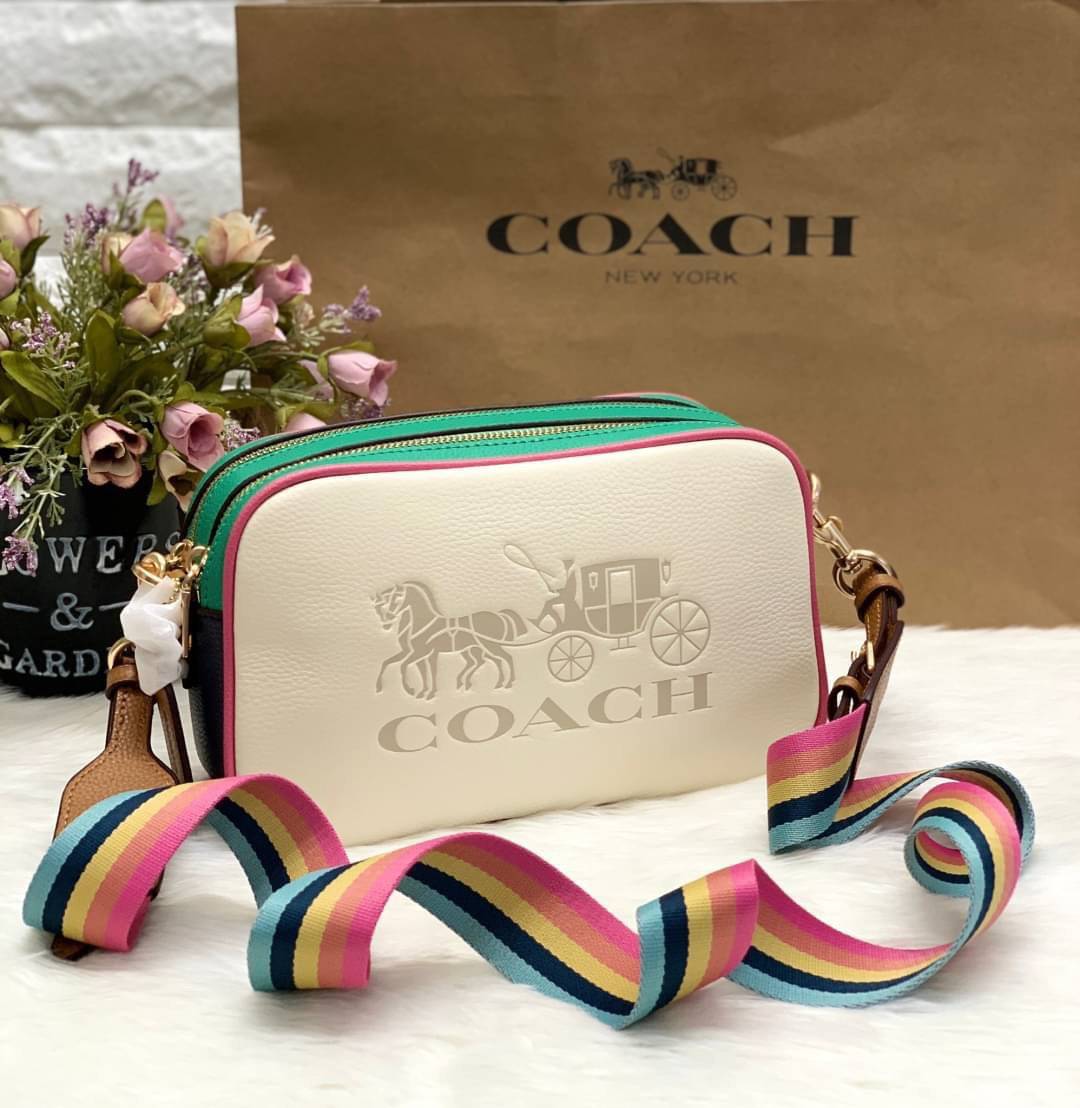 Coach Leather Jes Crossbody in Colorblock ((72704)) กระเป๋าสะพายข้าง//ครอสบอดี้ร์ วัสดุหนังแท้ หนังนิ่มสวยงาม มากๆค่ะ ด้านหน้ามีโลโก้แบรนด์เด่นชัดสะดุดตา ช่องหลักแบ่งเป็น2ซิป แต่ละช่องกว้าง ใส่กระเป๋าเงินใบยาวได้ ของอื่นๆได้จุค่ะ มีช่องเล็กให้ใส่ของจุกจิก