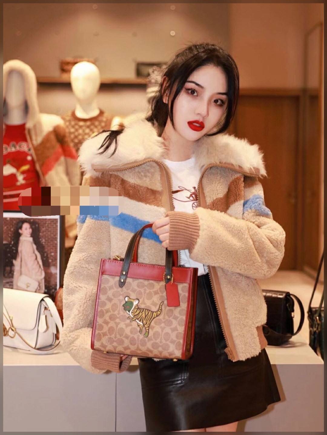 COACH LUNAR NEW YEAR FIELD TOTE 22 IN SIGNATURE CANVAS WITH TIGER REXY ((C7767)) 📌พร้อมส่งที่ไทย ต้อนรับปีเสือนี้กันค่าา! กระเป๋าทรงTote หนังแท้สวย 🔺ด้านหน้า สกรีนลาย Tiger Rexy อันเป็นสัญลักษณ์ประจำปีกันเลยค่ะ ปากกระเป๋าเปิดปิดแบบกระดุมแม