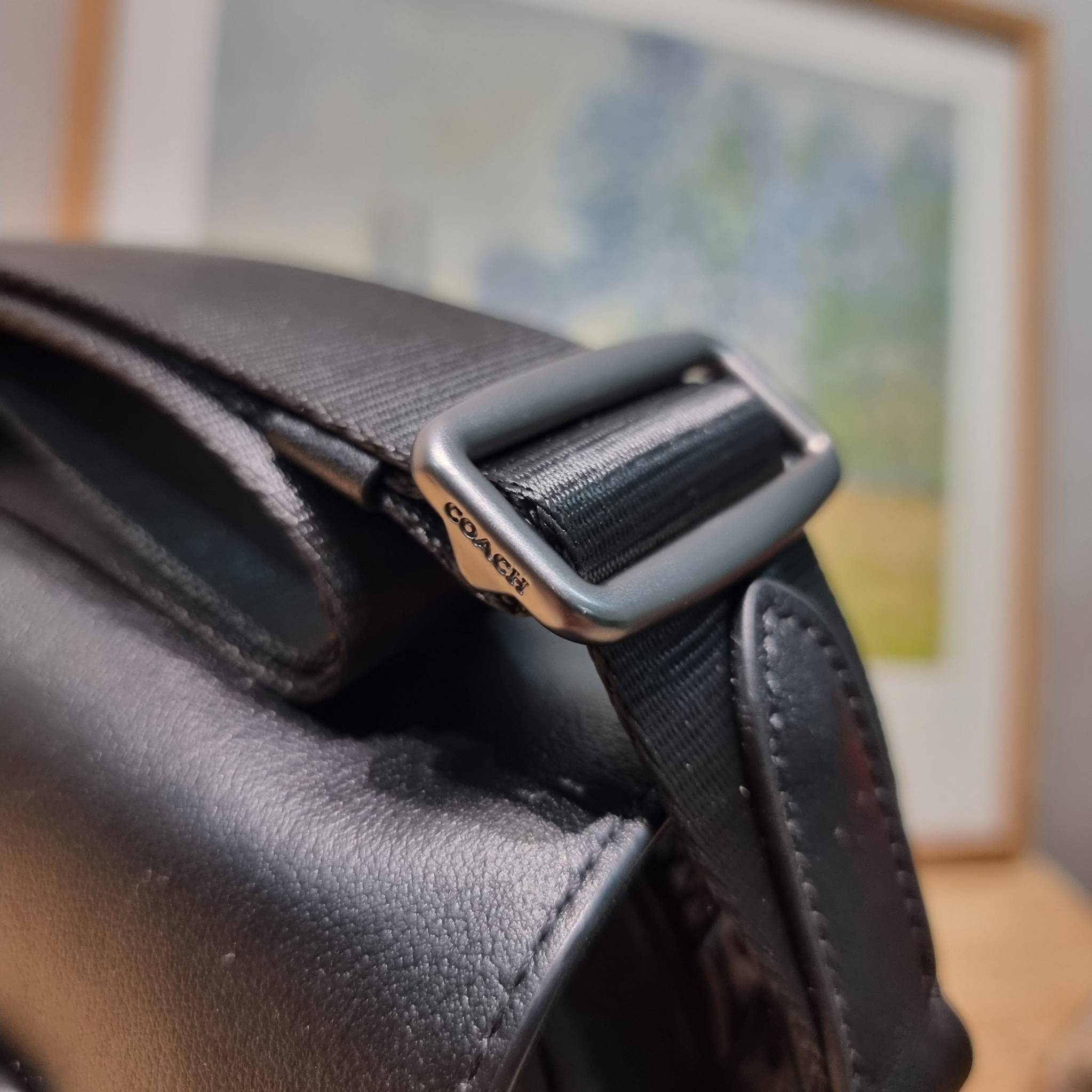 Coach Track Crossbody In Signature Canvas C3747 หล่อบอกต่ออีกหนึ่ง กระเป๋าสะพายทรงแมสเซ็นเจอร์ รุ่นเอาใจหนุ่มๆ ดีไซน์คลาสสิค สุดหรู ดูแพง วัสดุหนังแท้สลับหนังแคนวาส ฝากระเป๋ามีตัวล็อคแน่นหนา เปิดมามีซิปปิดกันหล่นได้อีก ด้านหลังมีช่องย่อย ภายในโล่งกว้าง แบ