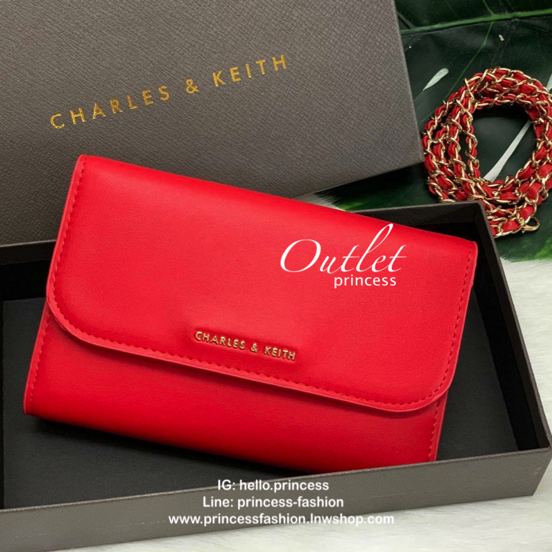 CHARLES & KEITH BAG กลับมาอีกครั้ง รุ่นขายดีค่ะ...กระเป๋าสตางค์มีสายสำหรับสะพายข้างหรือแบบครอสบอดี้ร์ได้ค่ะ วัสดุหนังเรียบ ด้านหน้ามีอะไหล่โลโก้แบรนด์ เปิดปิดกระเป๋าแบบกระดุมแม่เหล็ก ภายในมีช่องใส่ธนบัตร สามารถใส่แบงค์พันได้ค่ะ มีช่องใส่บัตรต่างๆ ช่องซิปส
