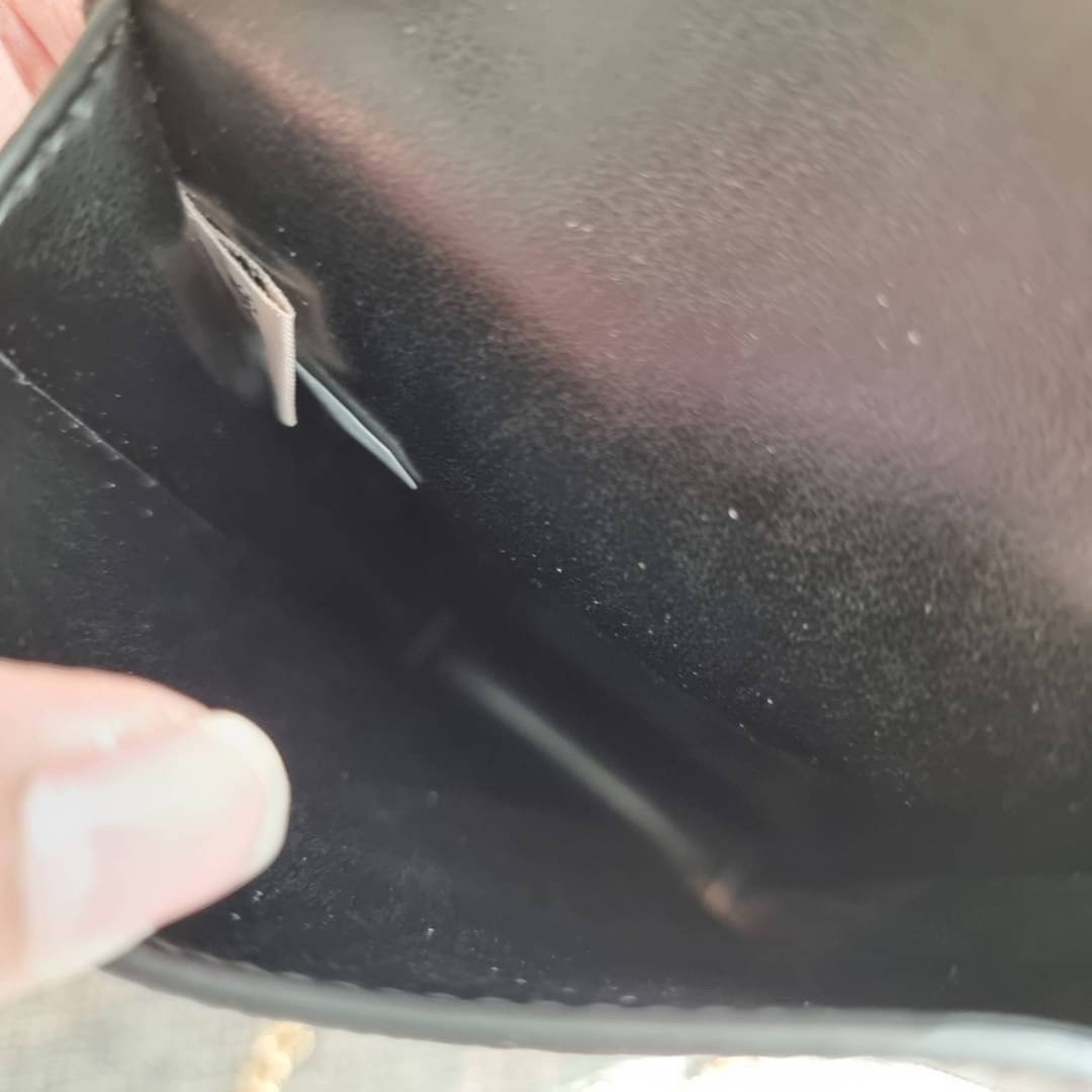 COACH NORTH/SOUTH PHONE CROSSBODY IN SIGNATURE CANVAS F55636 F39955 สุดคลาสสิคกับกระเป๋าสะพายเอนกประสงค์ Case phone ใส่โทรศัพท์มือถือได้ทุกรุ่น ดีไซน์ลายเอกลักษณ์ วัสดุหนังแคนวาสเคลือบลาย ฝาและภายในเป็นหนังสังเคราะห์เรียบ เปิด-ปิดด้วยกระดุม สายสะพายยาวประ