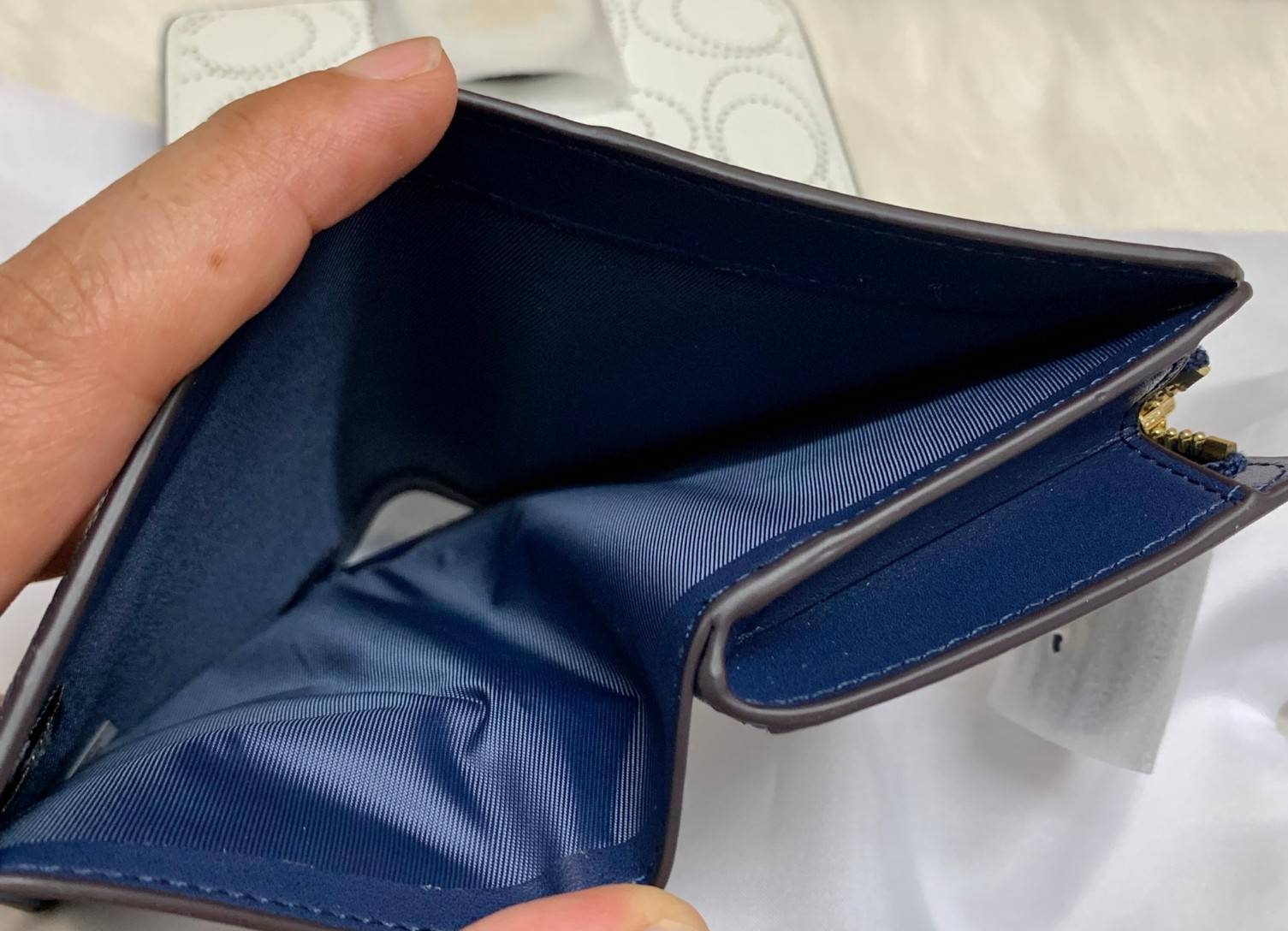 สวยมากๆ ห้ามพลาดเลยนะคะ! COACH MEDIUM CORNER ZIP WALLET IN SIGNATURE ((C4768)) พร้อมส่งค่ะ! กระเป๋าเงินใบขนาดกลางๆ กำลังดี หนังแท้ลายฉลุรูปตัวC ทั้งใบ สวยงามน่าใช้มากๆ ภายในมีช่องเสียบบัตรได้ถึง10ช่อง//ช่องใส่ธนบัตรหนึ่งข่องสามารถใส่แบงค์พันตามยาวได้เลยค่