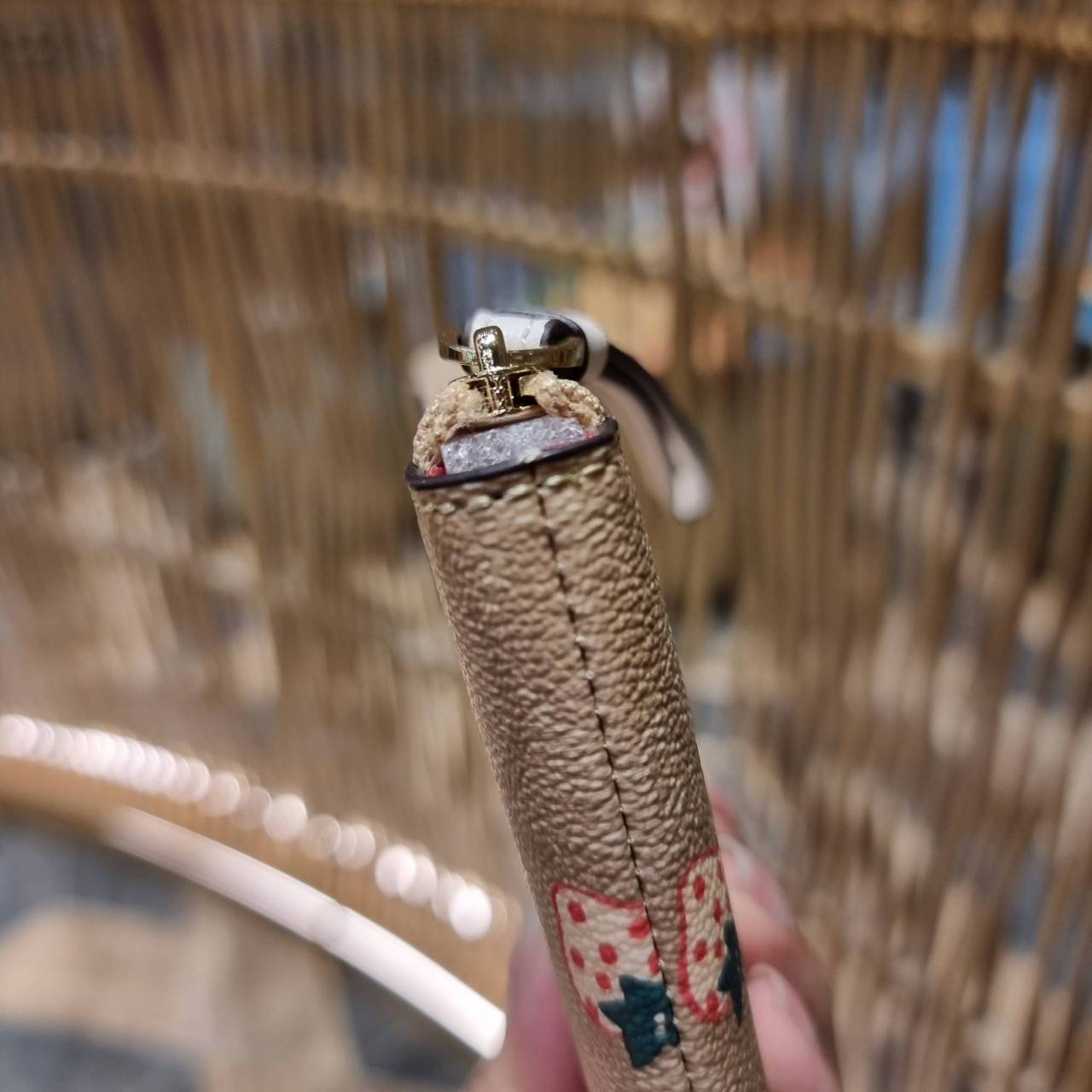 COACH 2972 CORNER ZIP WRISTLET IN SIGNATURE CANVAS WITH BUTTERFLY PRINT มาแล้วจ้า ไอเท็มสุดปัง!! ฮิตไม่เลิก!! พร้อมลวดลายสุดคิ้วท์ น่ารักน่าใช้ขึ้นไปอีก กระเป๋าคล้องมือ ขนาดเหมาะพกพา วัสดุหนังแคนวาส ภายในเป็นช่องโล่ง ใส่ธนบัตร หรือใส่บัตร ใส่เหรียญ ได้หมด