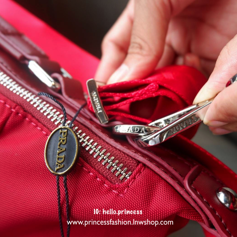 Prada mini tote กระเป๋าถือหรือสะพายขนาดกำลังน่ารัก วัสดุ matte canvas เนื้อหนา อะไหล่เงินทั้งใบ ด้านหน้าประดับ logo brand + ช่องซิปเล็ก ช่องหลักเปิดปิดด้วยซิป แบ่ง 2 ช่องใหญ่ ภายในกว้าง ใส่ iPad ได้ มีช่องเล็ก และช่องซิป ด้านหลังมีอีก 1 ช่องซิป มีห่วงปรับ