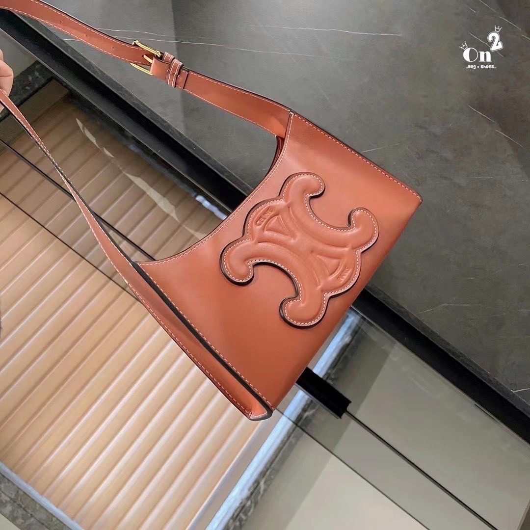 CELINE TRIOMPHE SHOULDER BAG กระเป๋าสะพายไหล่ดีไซน์เรียบหรูและดูทันสมัย ให้คุณเลือกสะพายในชีวิตประจำวันเข้ากับการแต่งตัวสบาย ๆ หรือจะสะพายออกงานปาร์ตี้สังสรรค์ก็ช่วยให้คุณดูโดดเด่น มีรูปทรงที่ดูแข็งแรงจึงไม่เสียรูปทรงแม้ใส่ของจำนวนมากก็ตาม รุ่นใหม่ ซิปบน 
