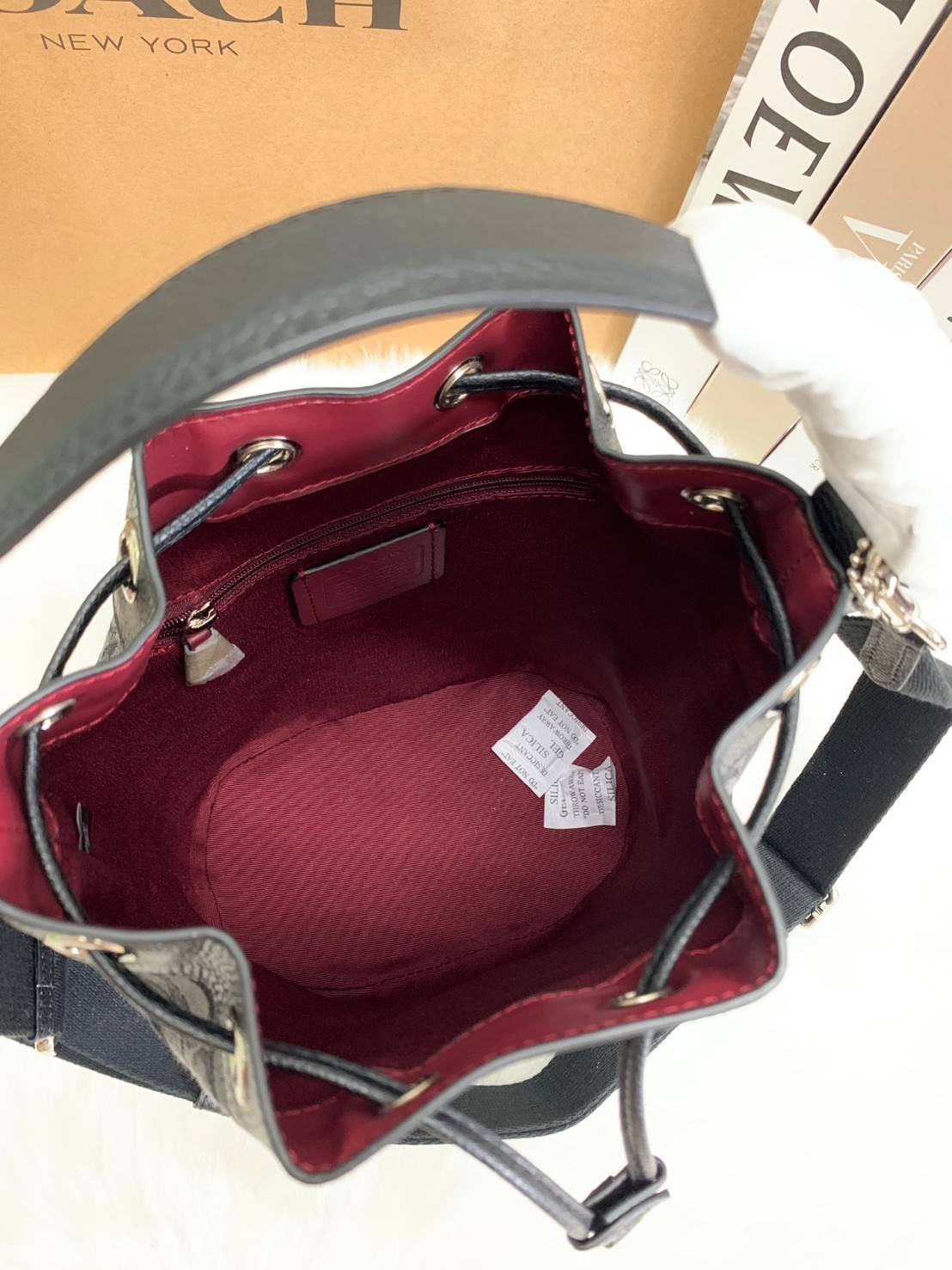 สวยหรู ดูดีมากๆ บอกเลย ไม่มีคือพลาดจร้าา! COACH DEMPSEY DRAWSTRING BUCKET BAG ((C4100//C4102)) พร้อมส่งที่ไทยอีกครั้ง! กระเป๋าทรงขนมจีบ หนังแท้นิ่มสวยมากๆค่ะ จุดเด่นด้านหน้าปั้มโลโก้แบรนด์ ปากกระเป๋าแบบหูรูดใช้งานง่าย ภายในสามารถใส่ของจำเป็นในชีวิตประจำวั