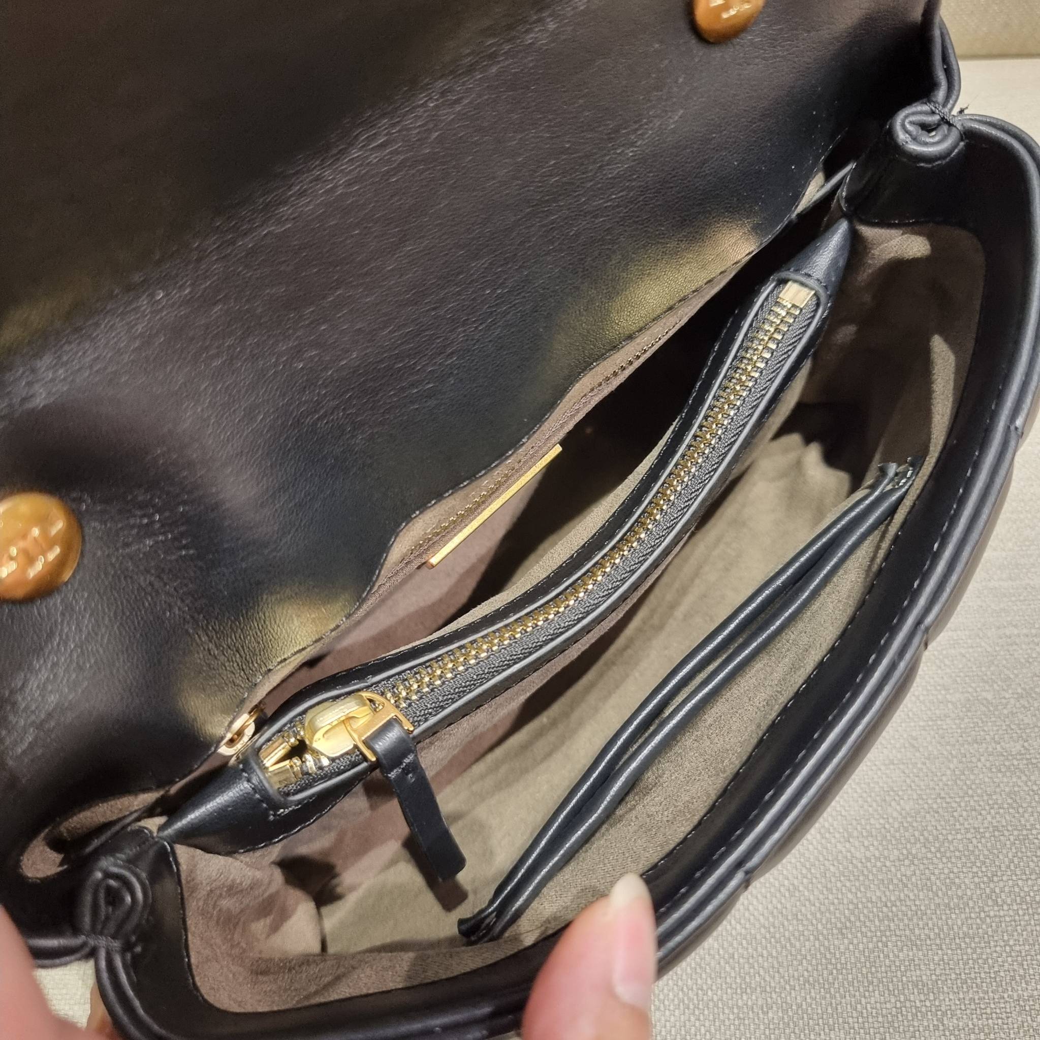 TORY BURCH KIRA QUILTED SMALL SATCHEL มาแล้วด่วนๆ!! กับคอลที่ปังไม่ไหว พร้อมเสิร์ฟสีคลาสสิค กระเป๋าถือ/สะพาย ทรงสวย สะพายคล่องตัว หนังแท้ ดีไซน์บุนวม เส้นคมสวยหรู วัสดุหนังแกะ สัมผัสดีงาม นิ่มมือ เปิด-ปิดด้วยอะไหล่บิดล็อค ภายในเป็นช่องโล่ง มีช่องซิป ใส่ขอ